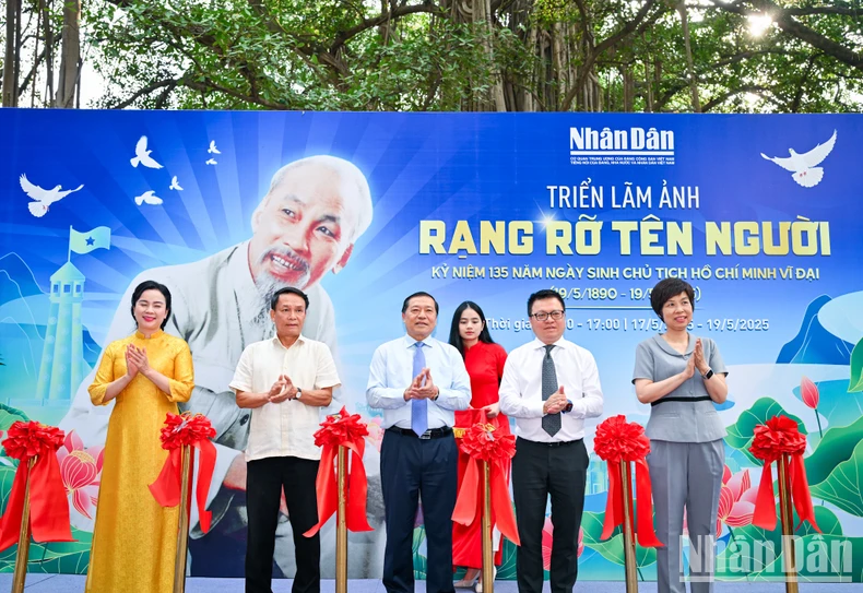 Báo Nhân Dân khai mạc triển lãm và ra mắt ấn phẩm đặc biệt kỷ niệm 135 năm Ngày sinh Chủ tịch Hồ Chí Minh