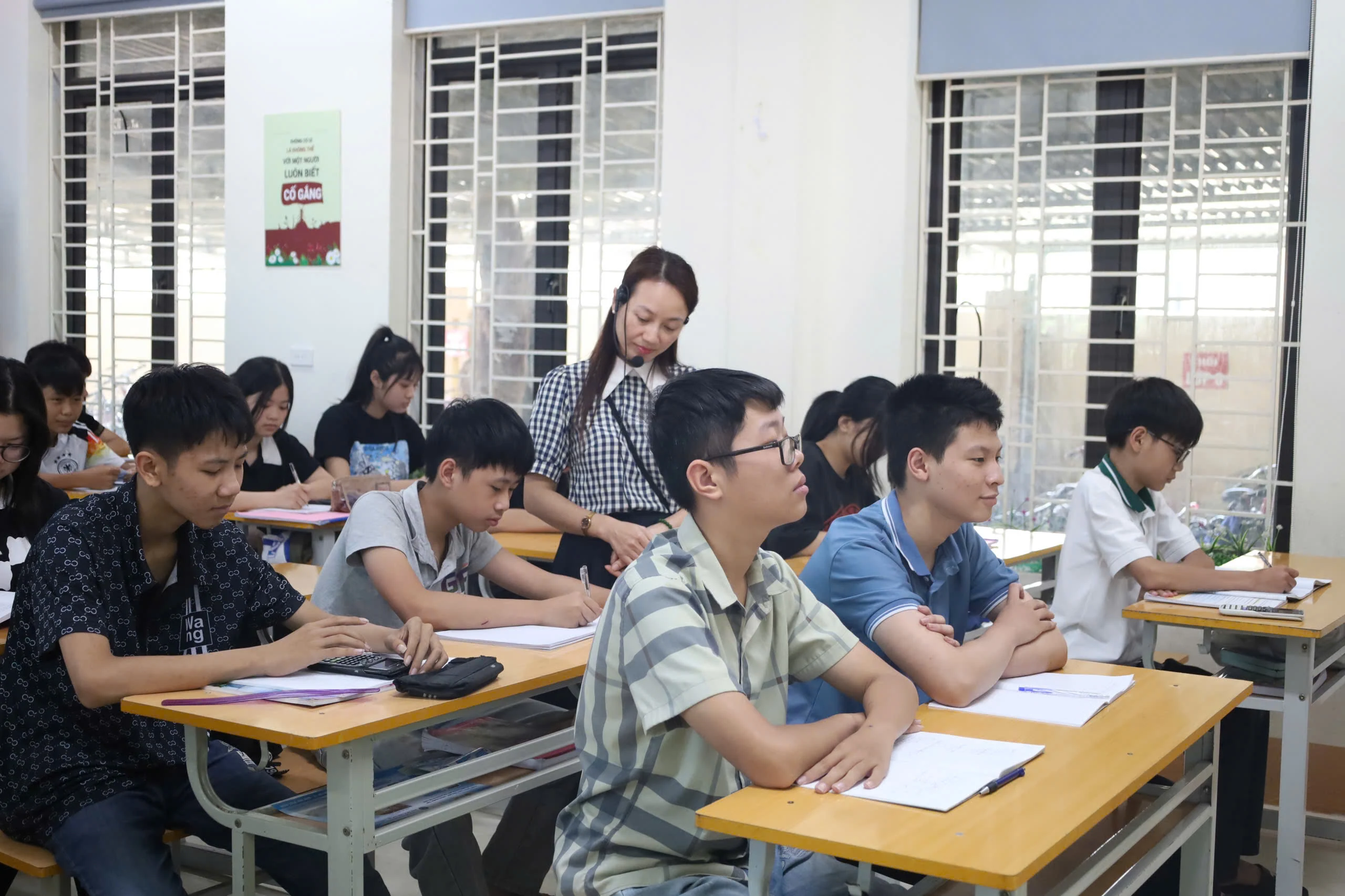 Trên 2.300 học sinh đăng ký dự thi trực tuyến vào lớp 10 trong ngày đầu tiên