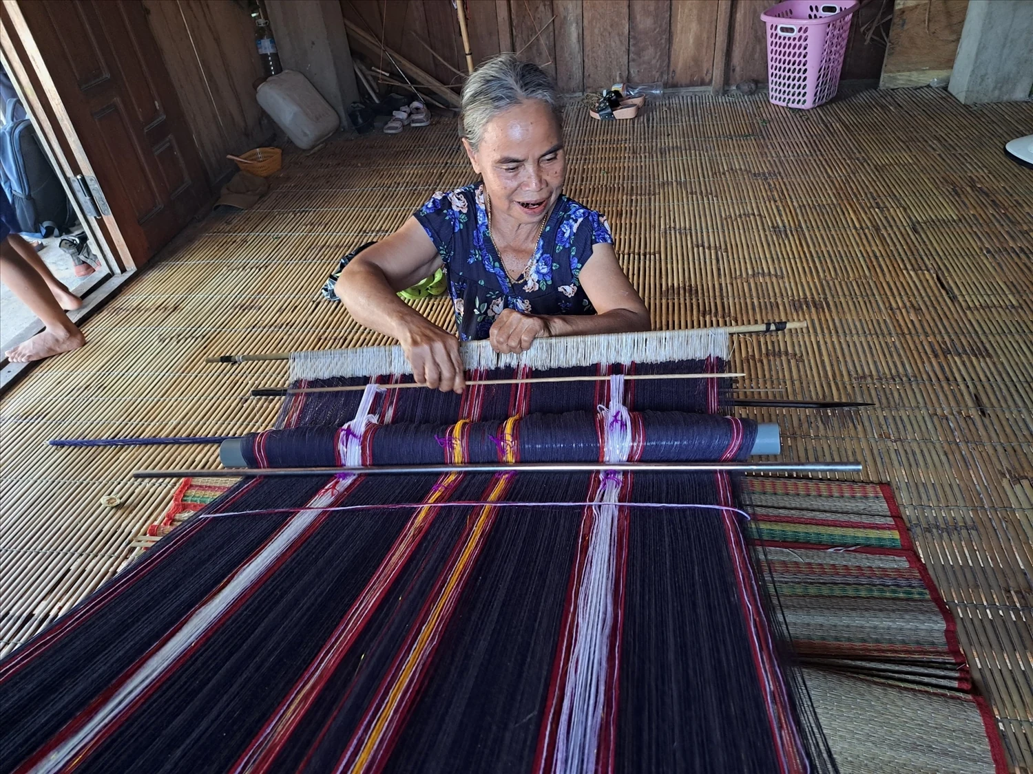 Niềm vui bên khung dệt