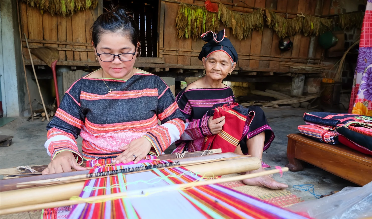 Niềm vui bên khung dệt