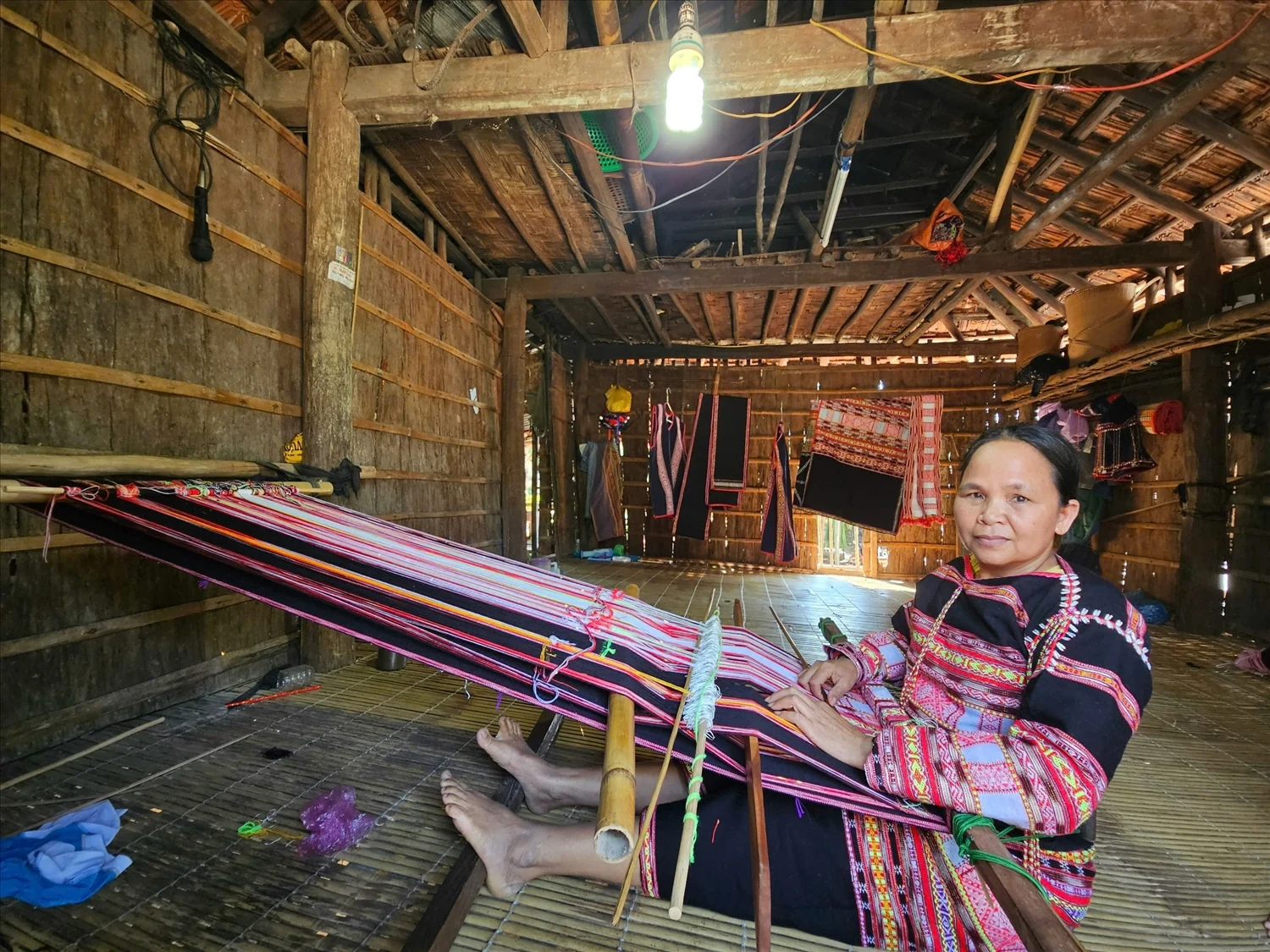 Niềm vui bên khung dệt