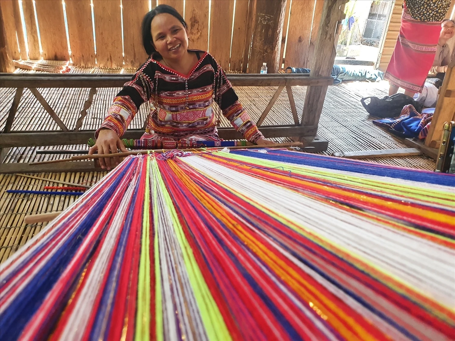 Niềm vui bên khung dệt