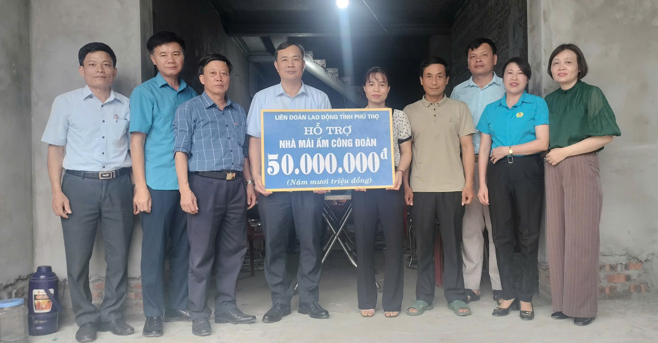 Trao kinh phí hỗ trợ xây dựng nhà “Mái ấm Công đoàn” tại huyện Hạ Hòa