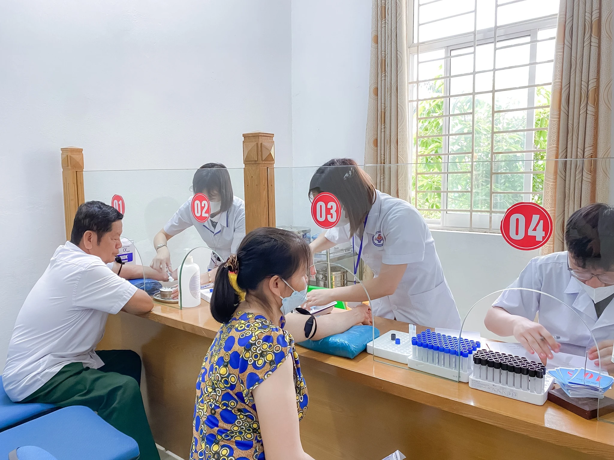 Khám bệnh, tư vấn sức khỏe, cấp thuốc miễn phí cho đối tượng chính sách tại huyện Lâm Thao