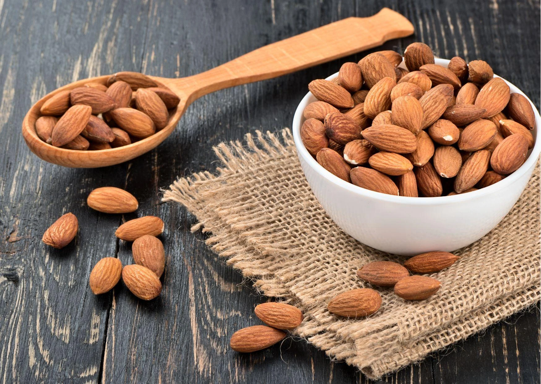 Top 10 loại trái cây khô và hạt giàu canxi tốt cho xương