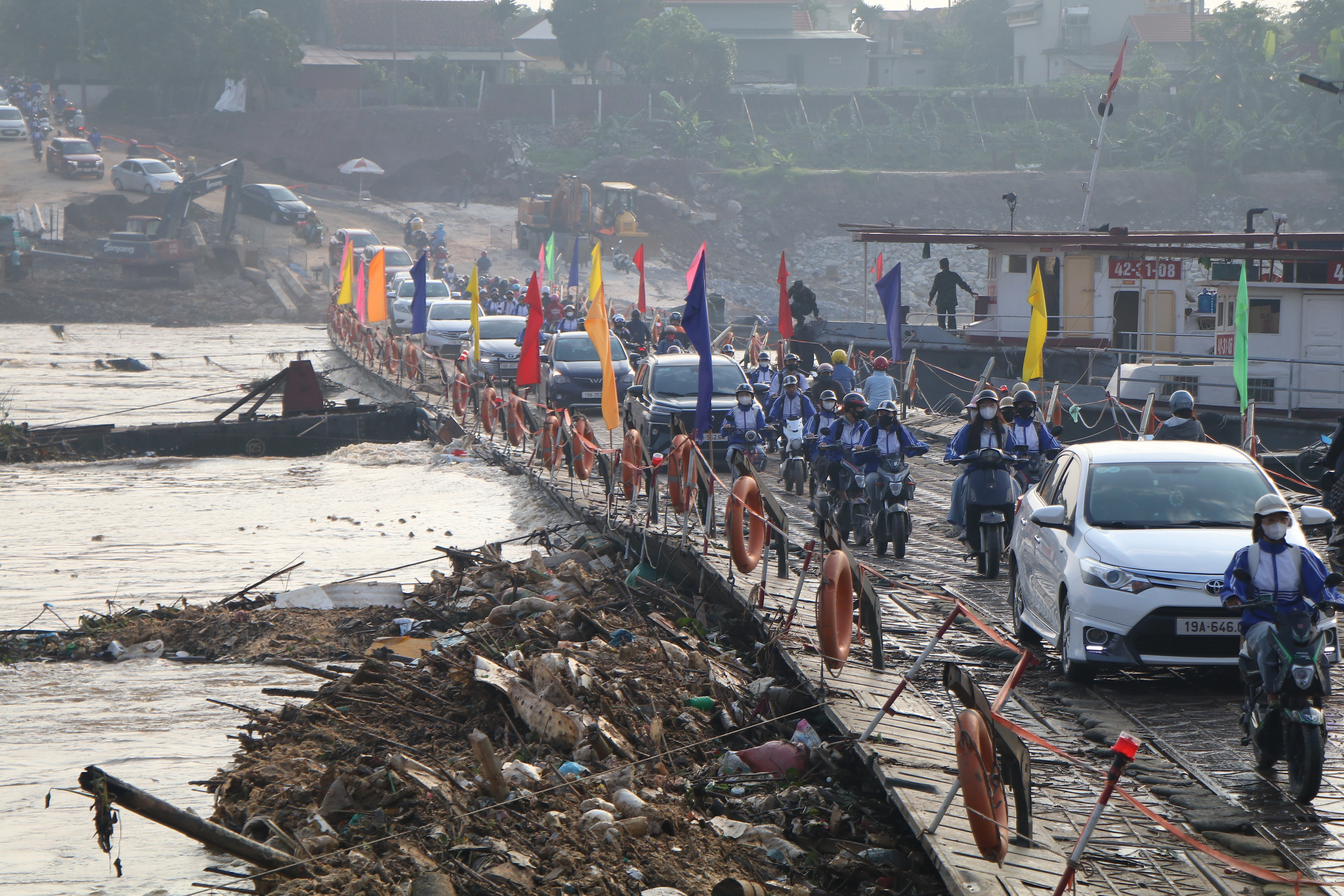 Nước sông Hồng chảy siết, nhiều vật cản trôi mắc vào cầu phao