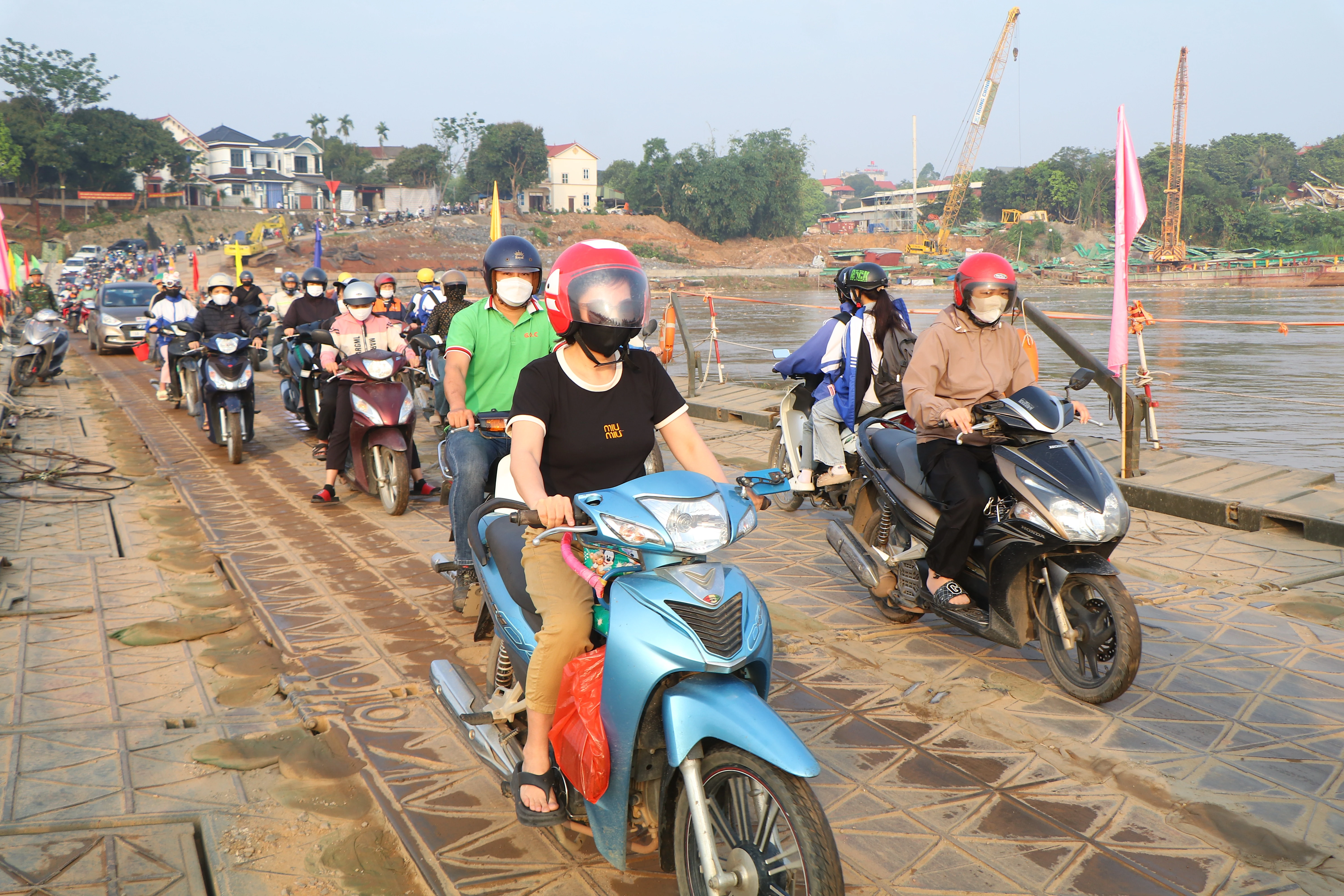 Nước sông Hồng chảy siết, nhiều vật cản trôi mắc vào cầu phao