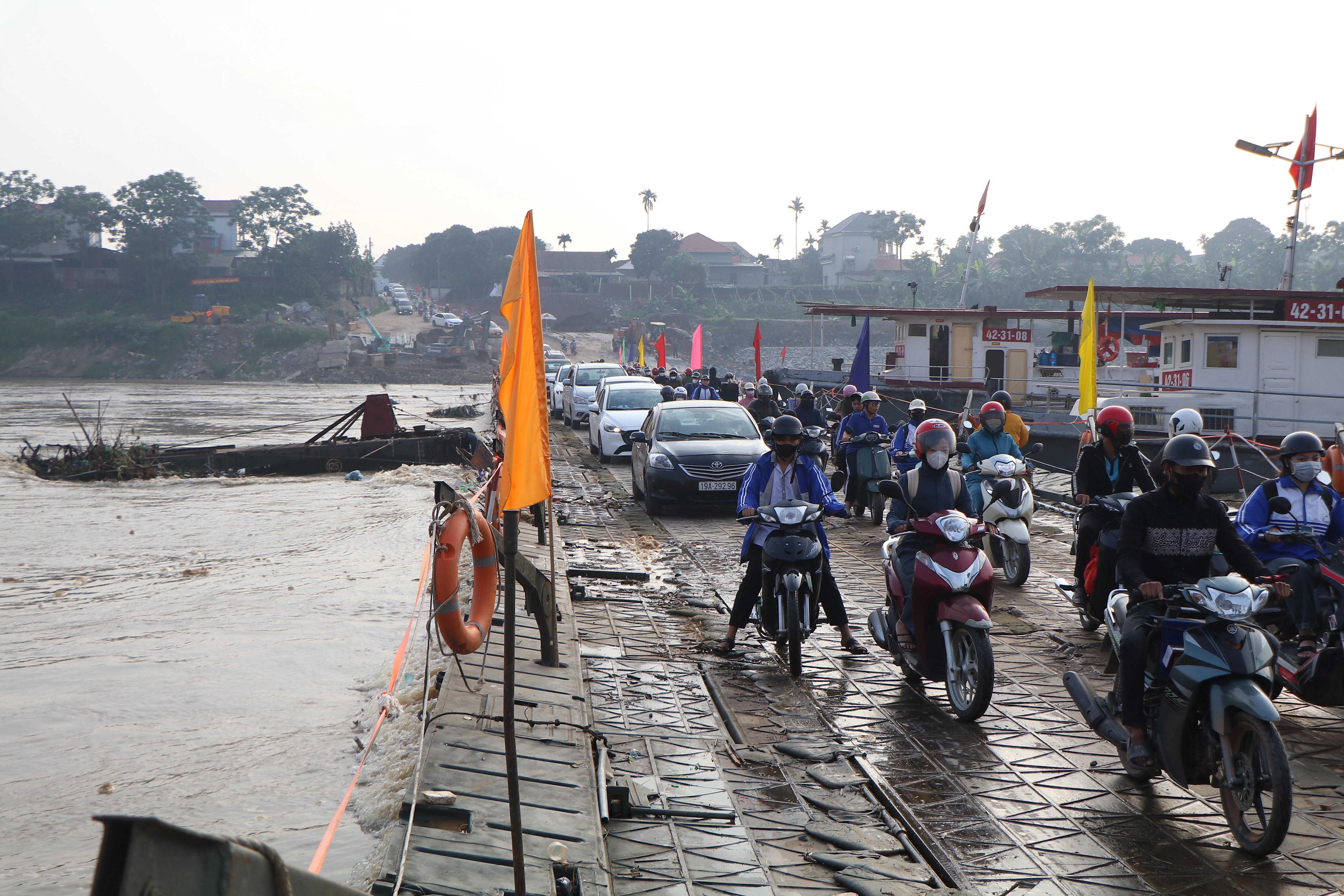 Nước sông Hồng chảy siết, nhiều vật cản trôi mắc vào cầu phao