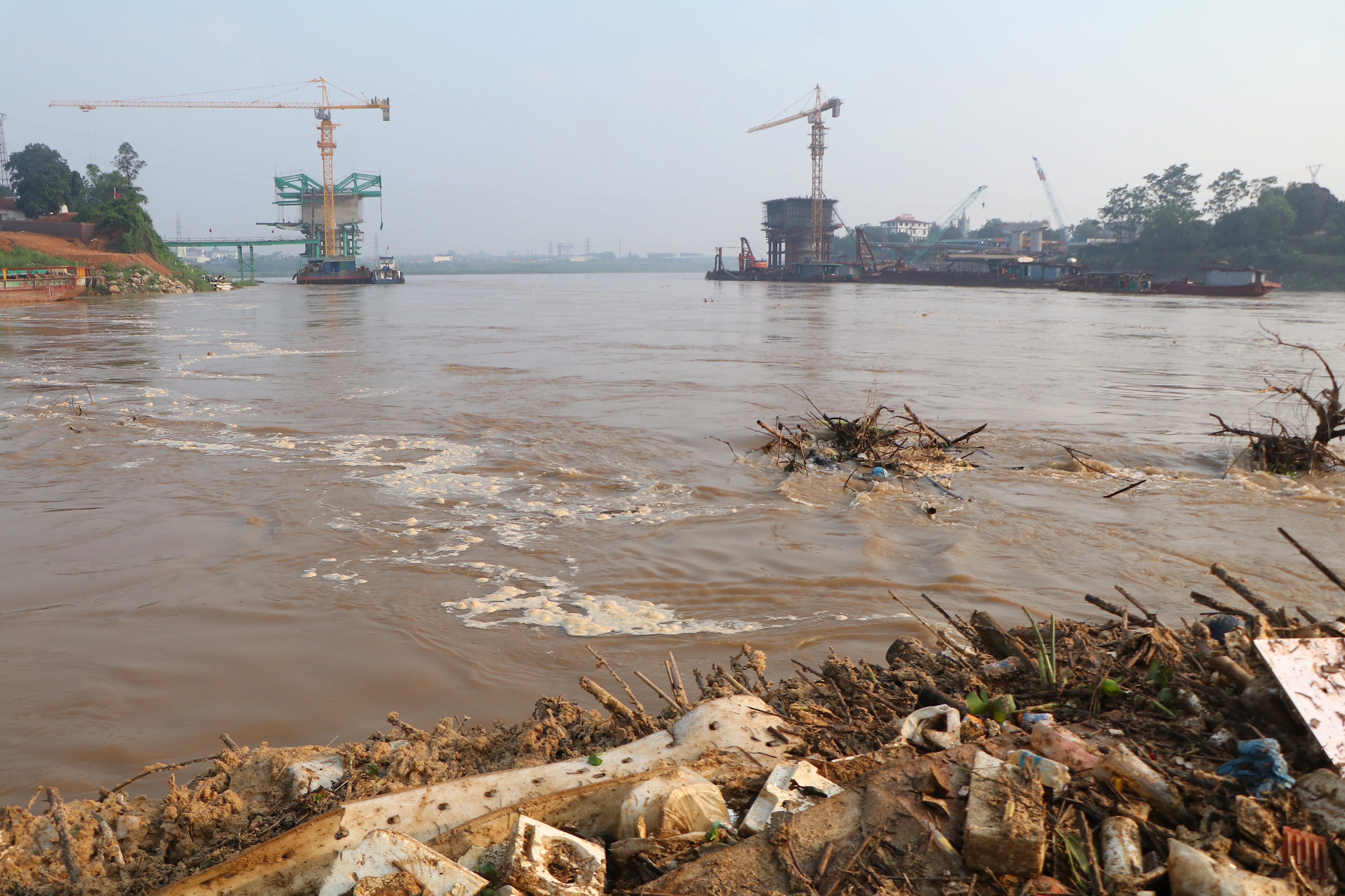 Nước sông Hồng chảy siết, nhiều vật cản trôi mắc vào cầu phao