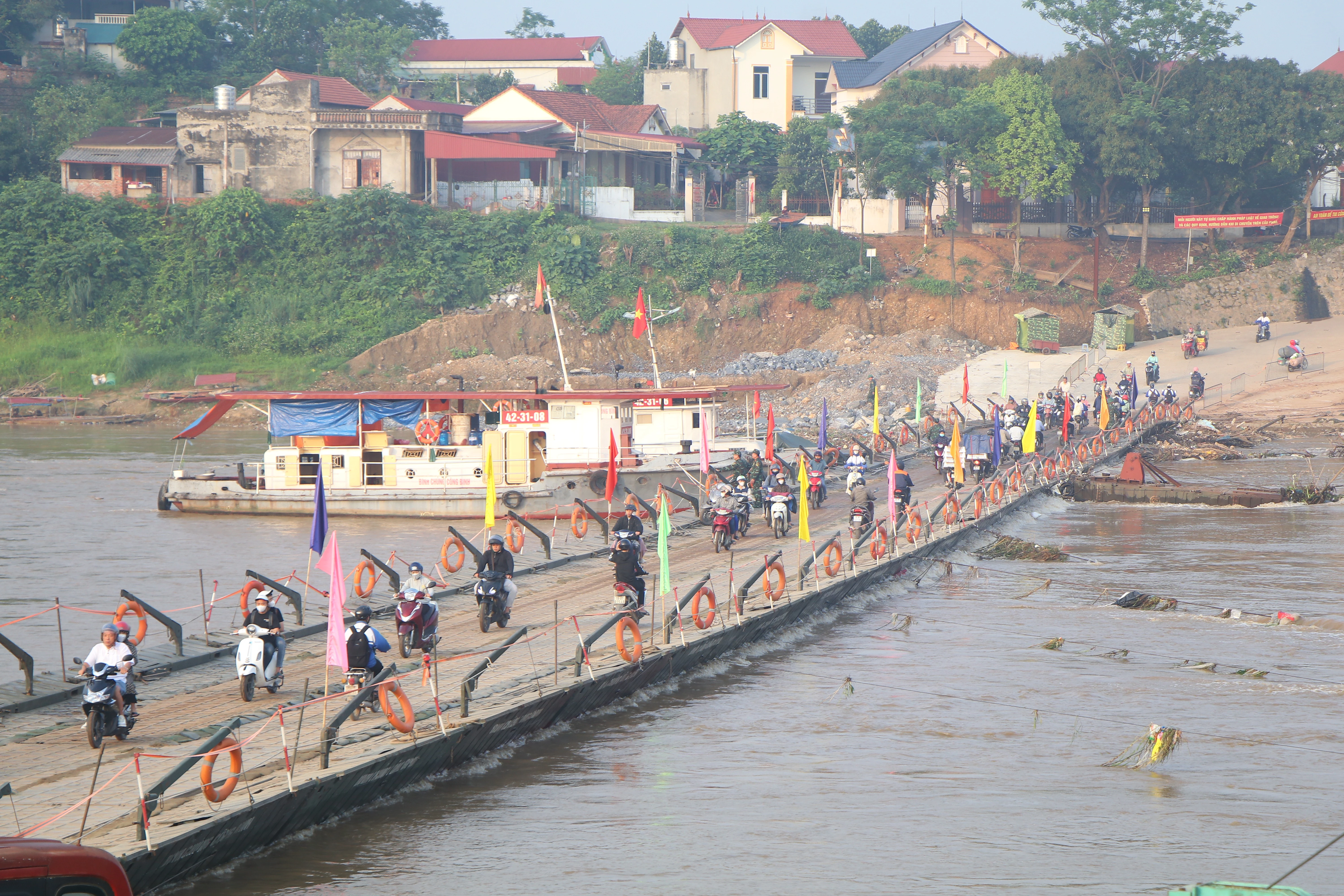 Nước sông Hồng chảy siết, nhiều vật cản trôi mắc vào cầu phao