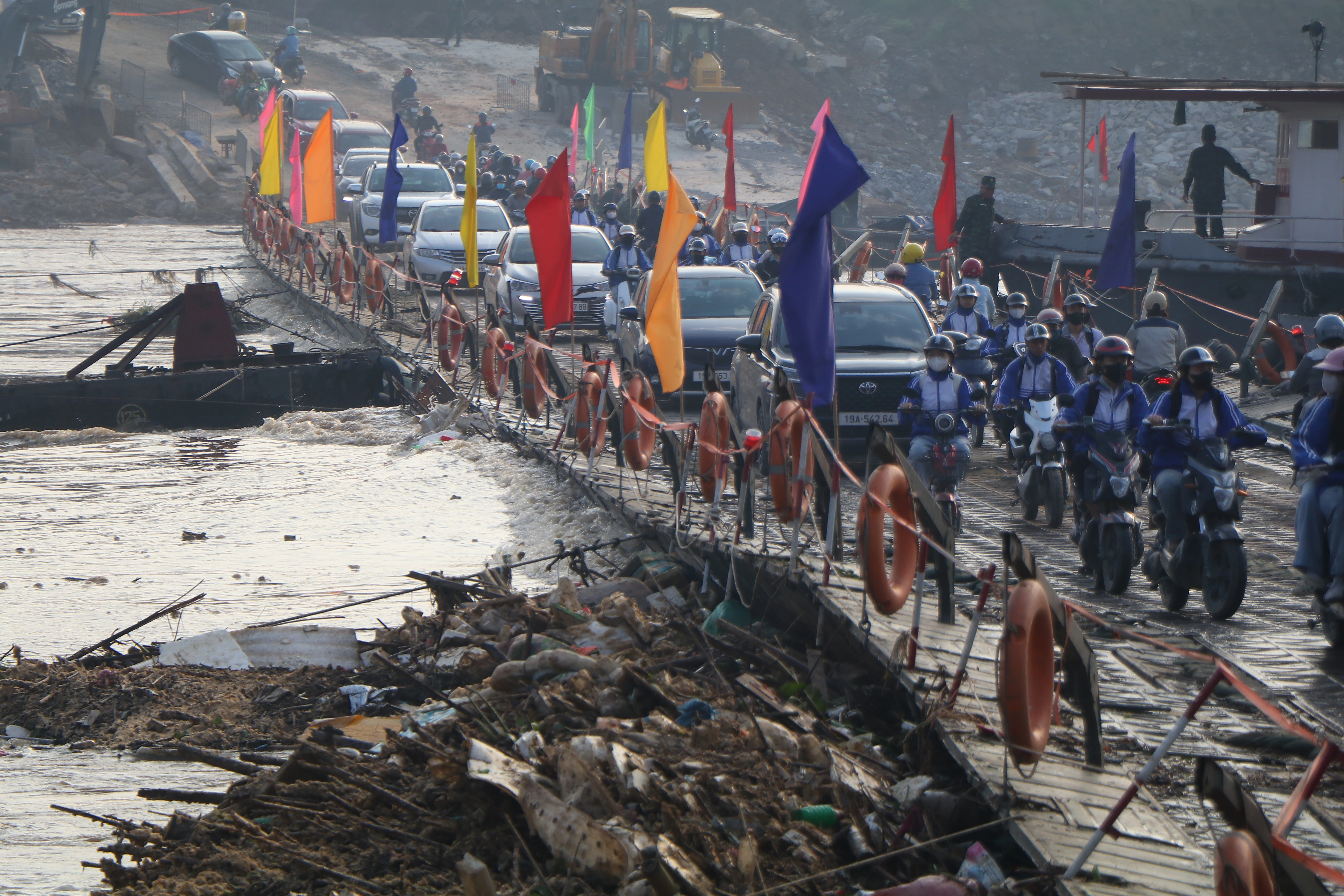 Nước sông Hồng chảy siết, nhiều vật cản trôi mắc vào cầu phao