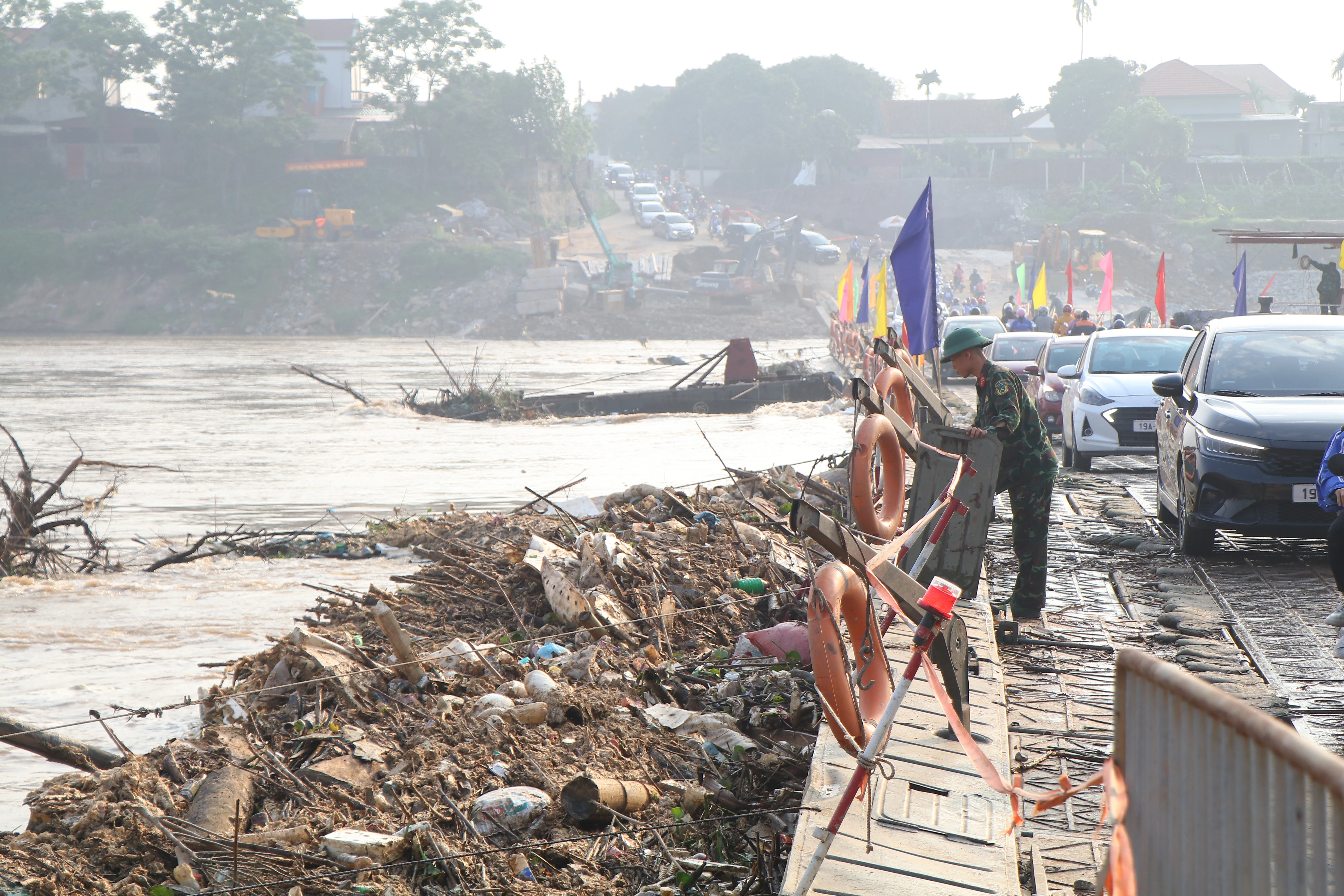 Nước sông Hồng chảy siết, nhiều vật cản trôi mắc vào cầu phao