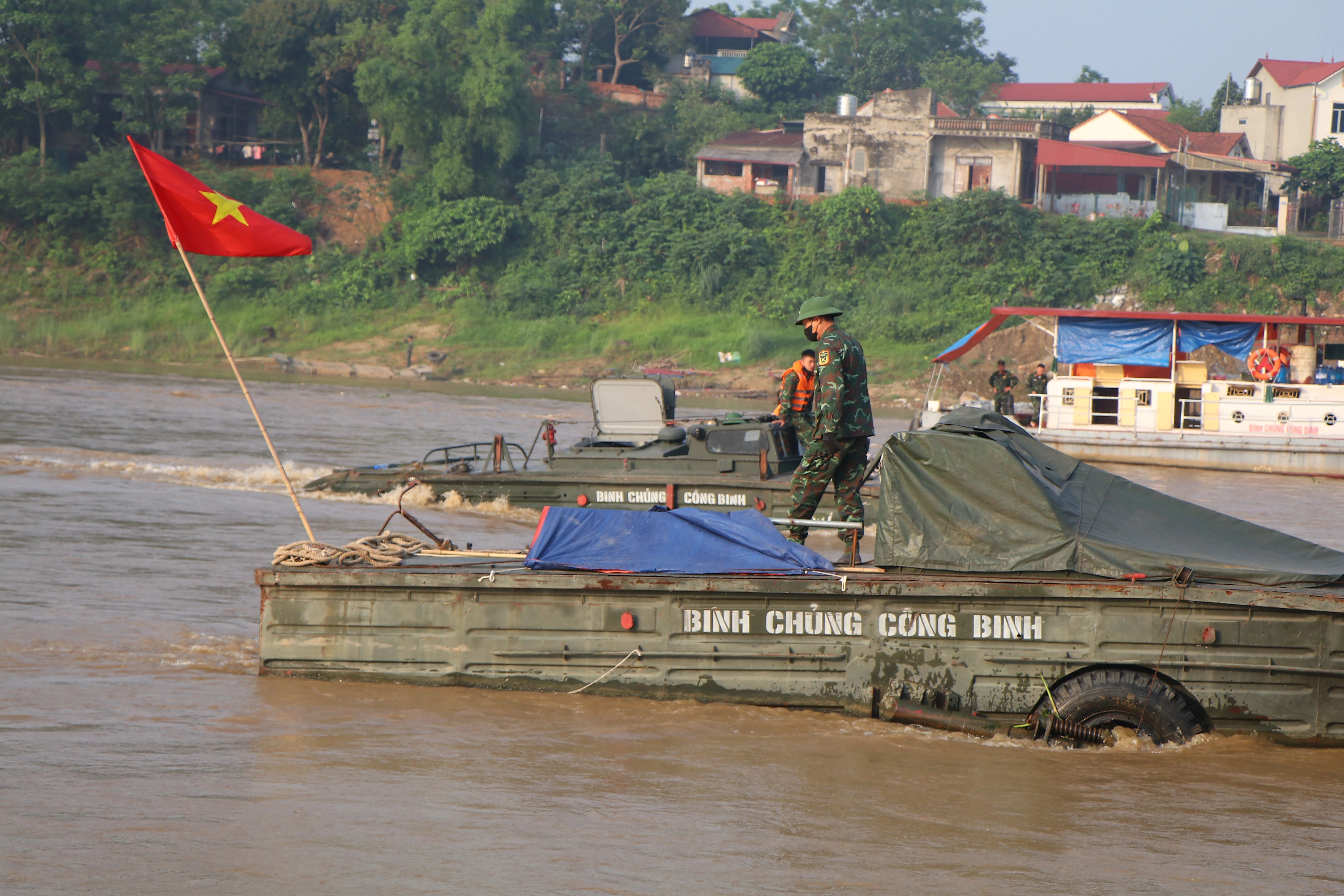 Nước sông Hồng chảy siết, nhiều vật cản trôi mắc vào cầu phao
