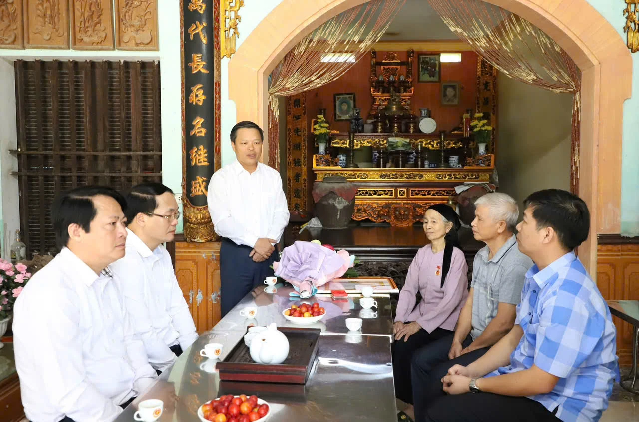 Trao Huy hiệu 70 năm tuổi Đảng tại huyện Đoan Hùng