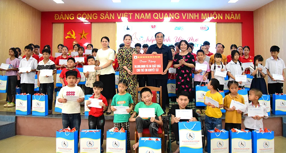 Trao quà cho học sinh khuyết tật có hoàn cảnh khó khăn