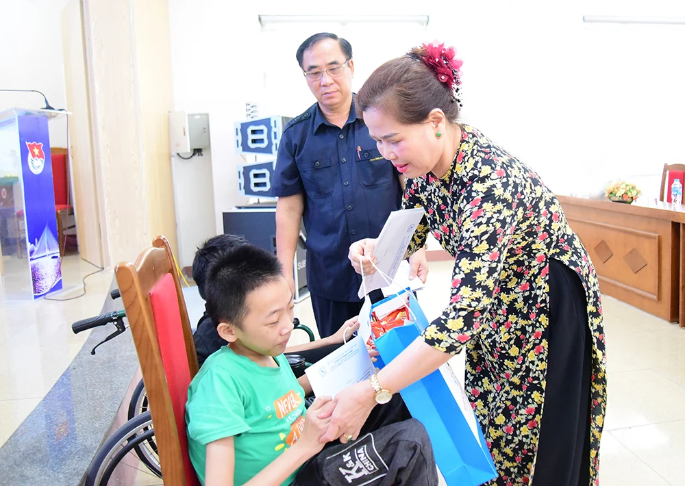 Trao quà cho học sinh khuyết tật có hoàn cảnh khó khăn