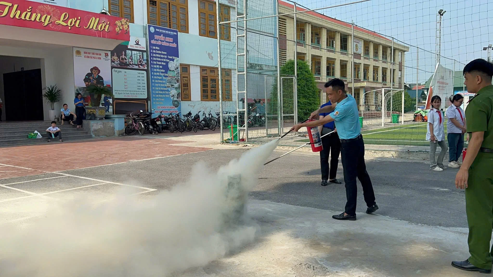 Tập huấn kỹ năng PCCC&CNCH cho 100 giáo viên, tổng phụ trách đội