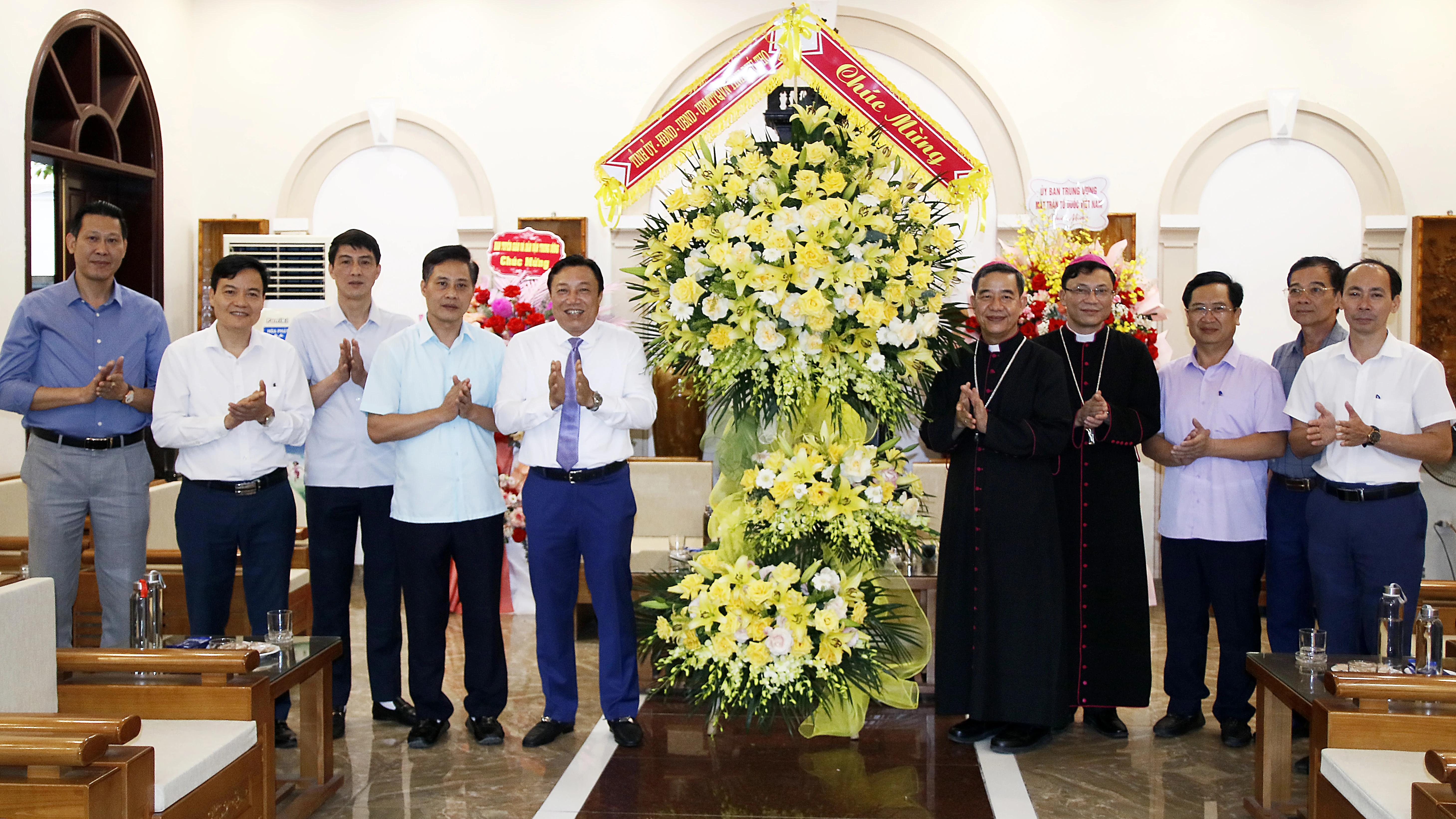 Phó Chủ tịch UBND tỉnh Nguyễn Huy Ngọc chúc mừng tân Giám mục Phụ tá Giáo phận Hưng Hoá