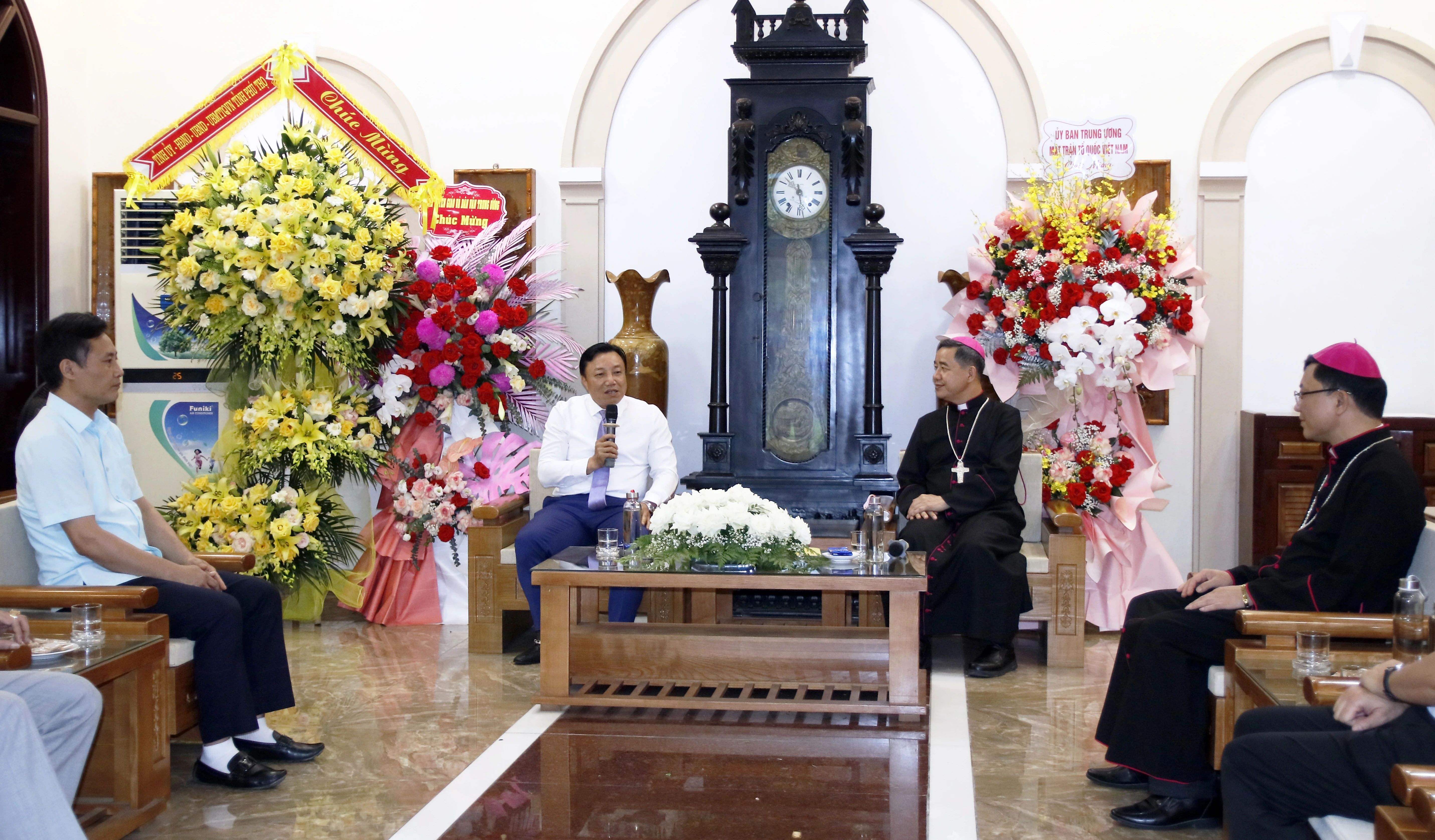 Phó Chủ tịch UBND tỉnh Nguyễn Huy Ngọc chúc mừng tân Giám mục Phụ tá Giáo phận Hưng Hoá