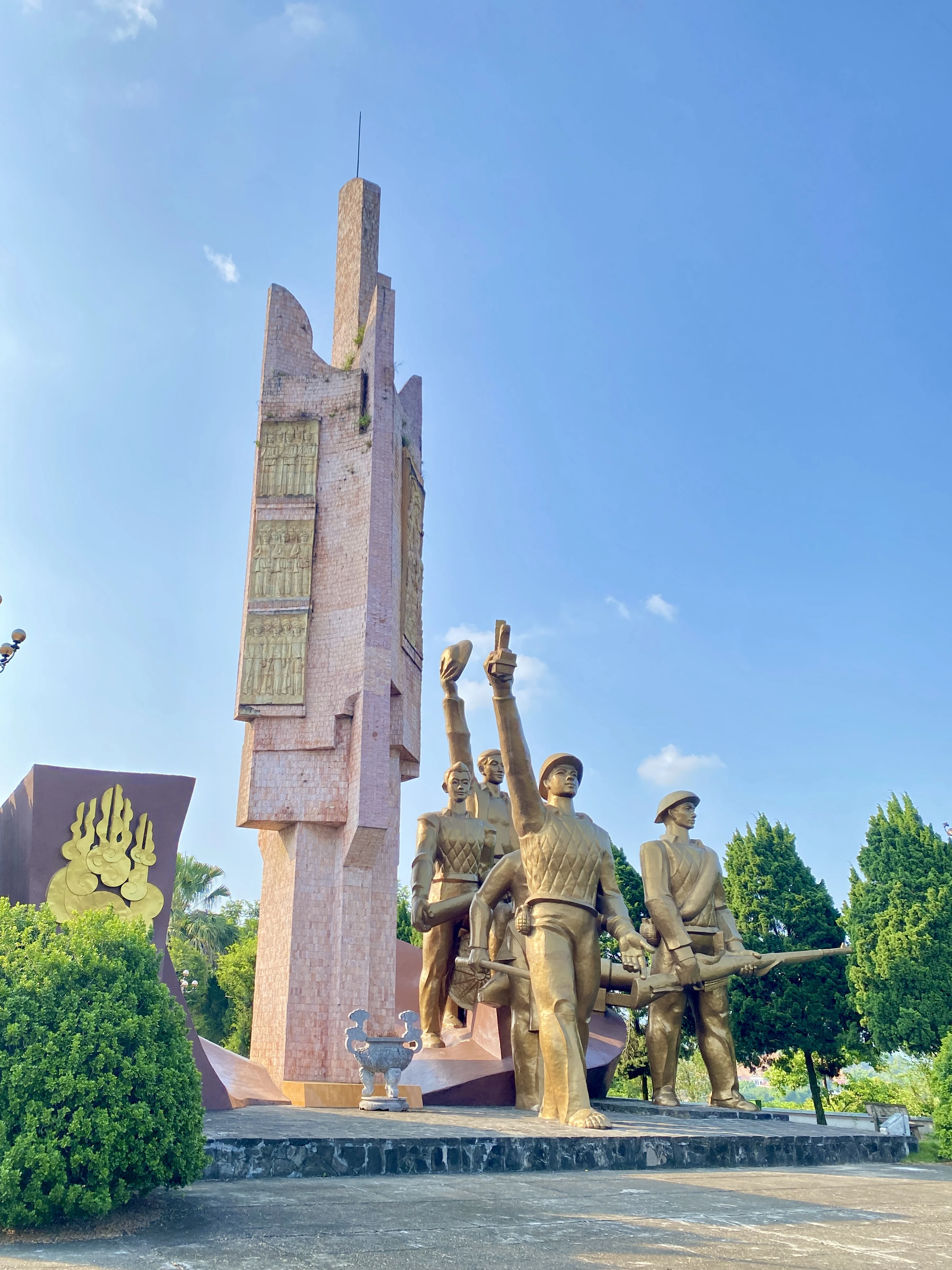 Khai thác di tích lịch sử trong phát triển du lịch và giáo dục địa phương