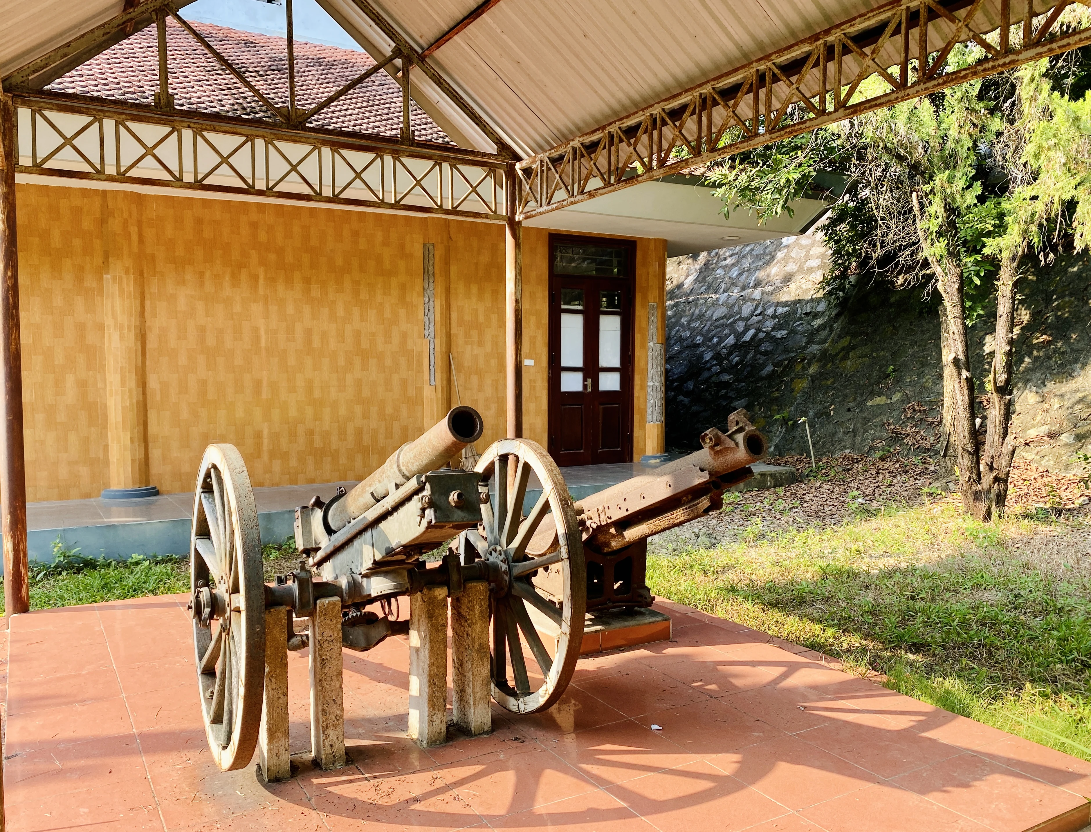 Khai thác di tích lịch sử trong phát triển du lịch và giáo dục địa phương