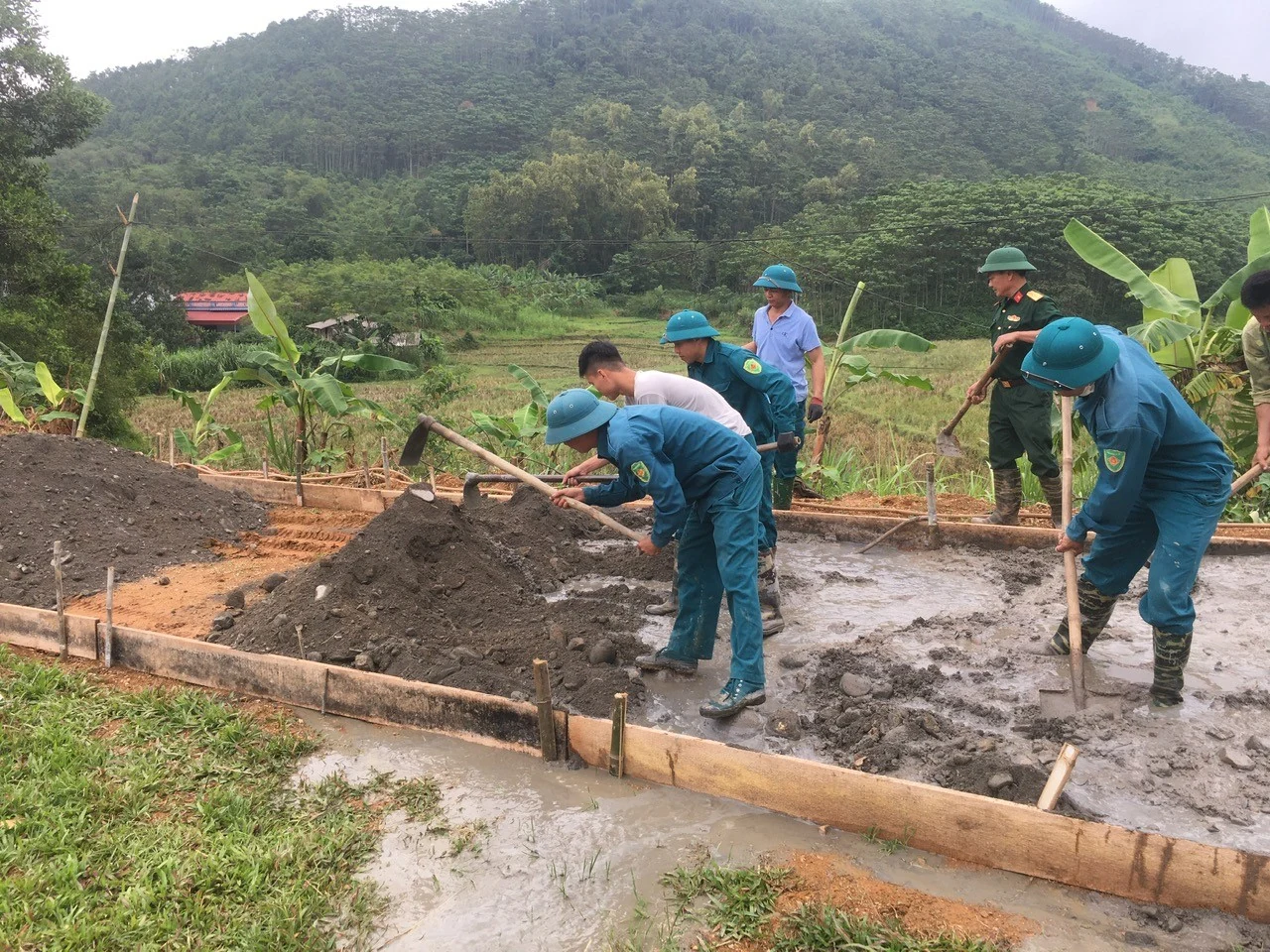 LLVT tỉnh đóng góp trên 18 nghìn ngày công tham gia xây dựng nông thôn mới