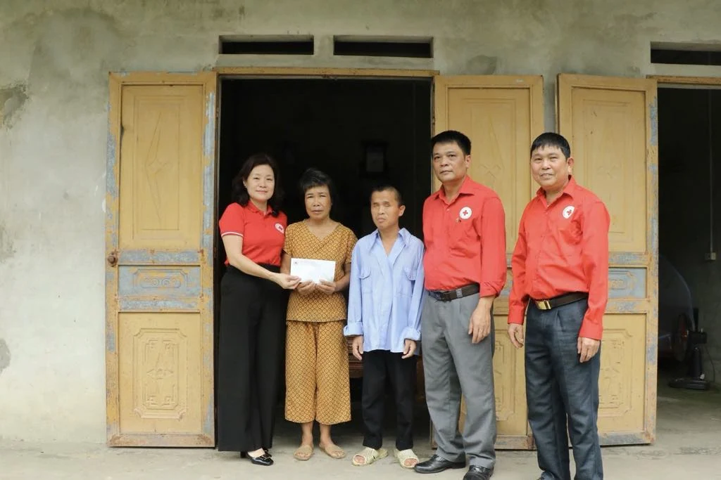 Trao kinh phí hỗ trợ các địa chỉ nhân đạo