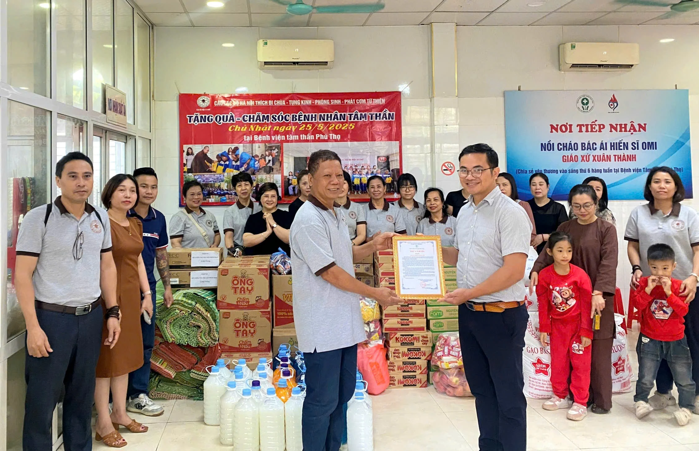 Trao quà cho người bệnh tại Bệnh viện Tâm thần Phú Thọ