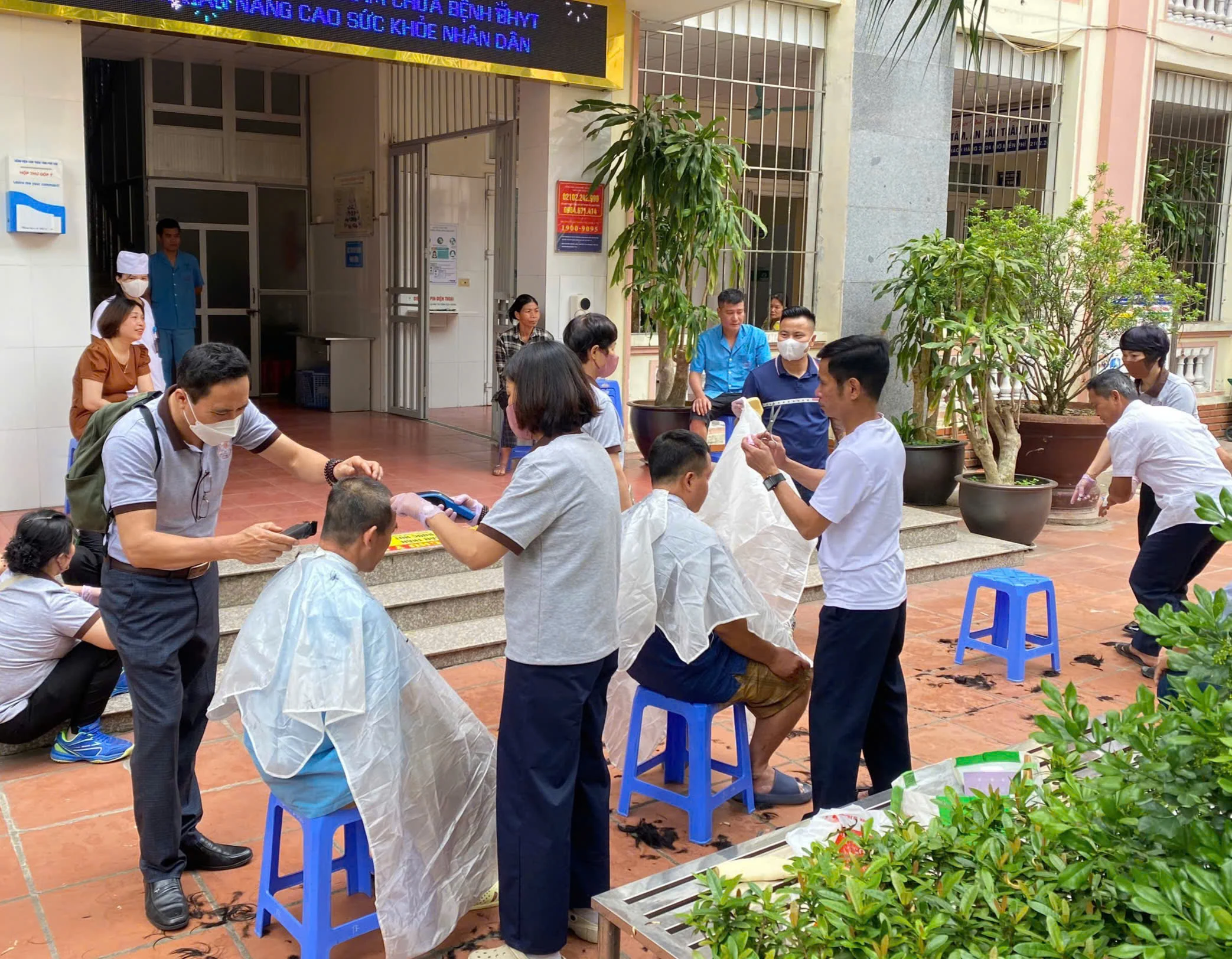 Trao quà cho người bệnh tại Bệnh viện Tâm thần Phú Thọ