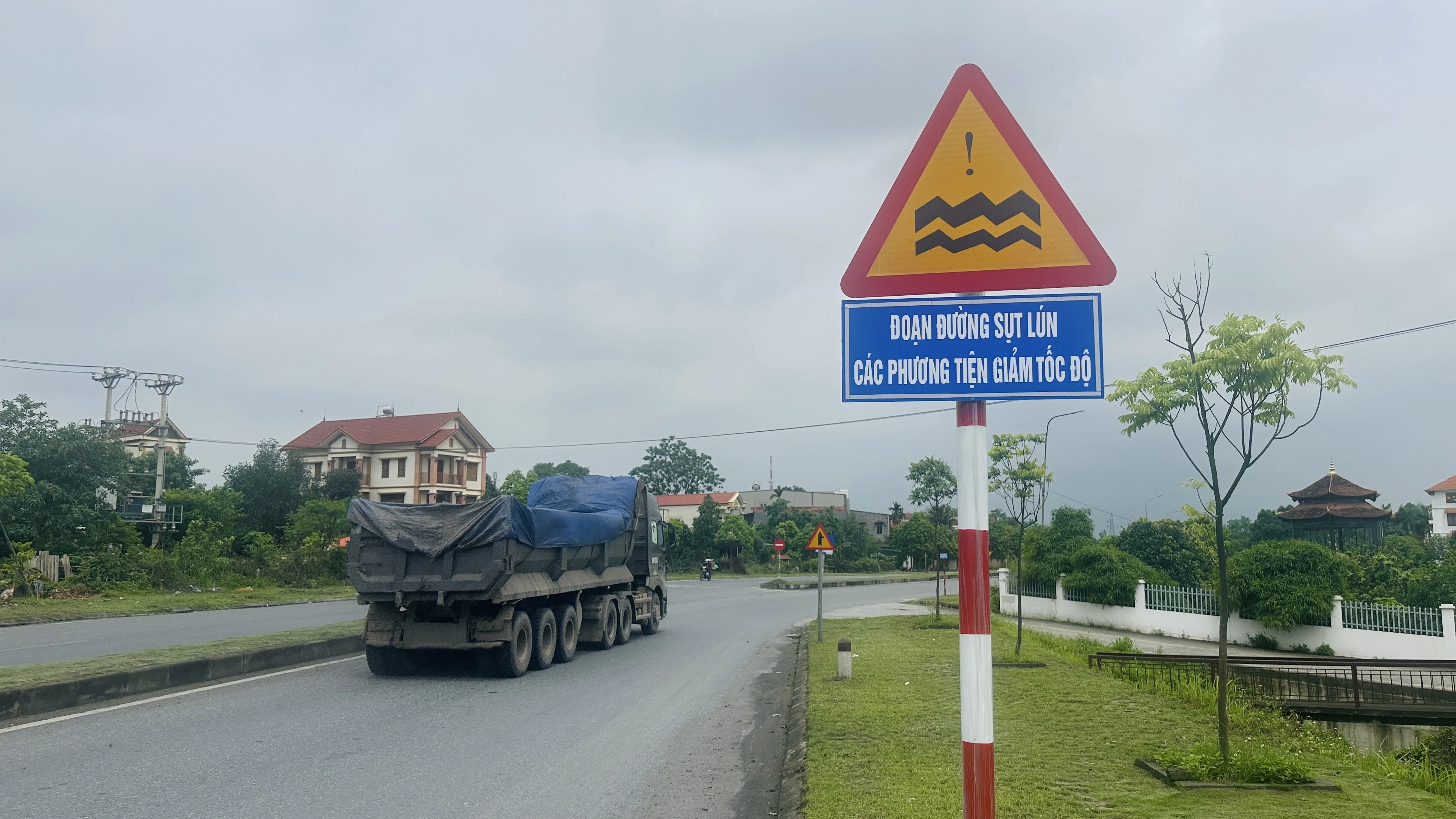 Cảnh báo sụt lún trên tuyến đường Âu Cơ