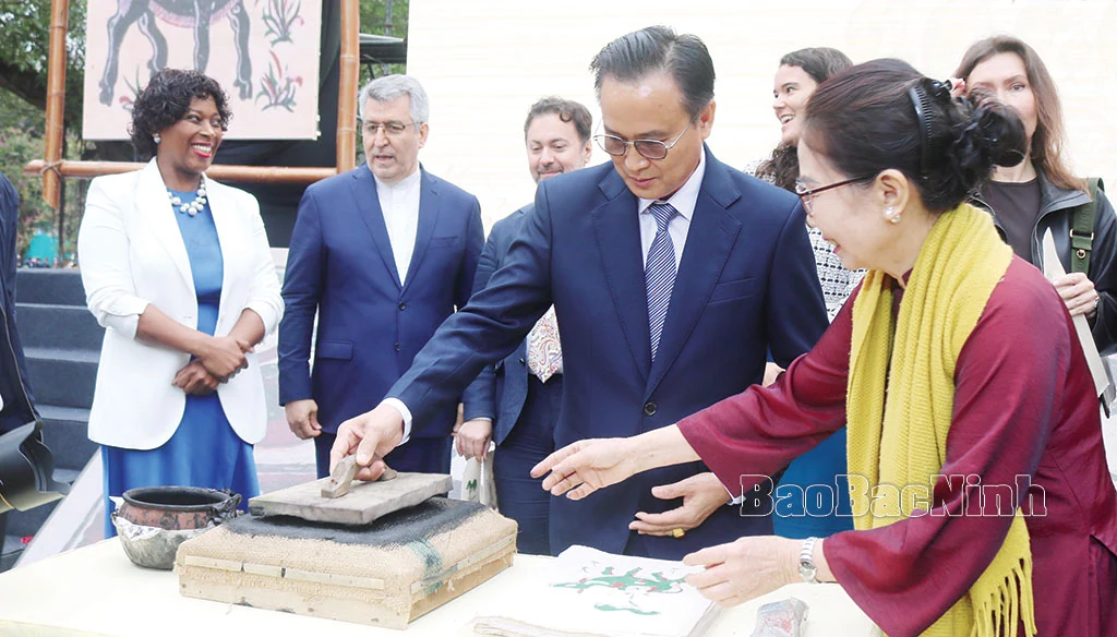 Tranh Đông Hồ vươn ra thế giới