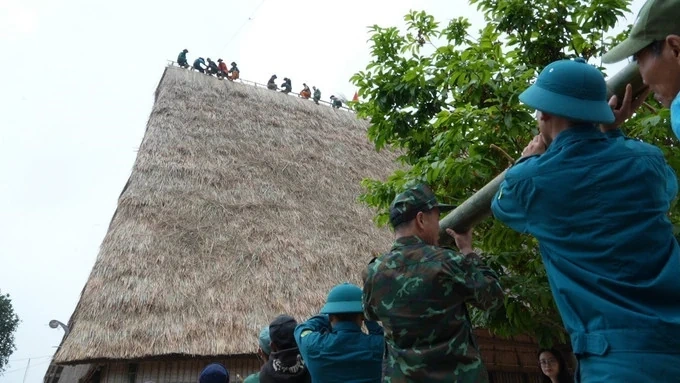 Thay áo mới cho nhà rông Kon Sơ Lăl