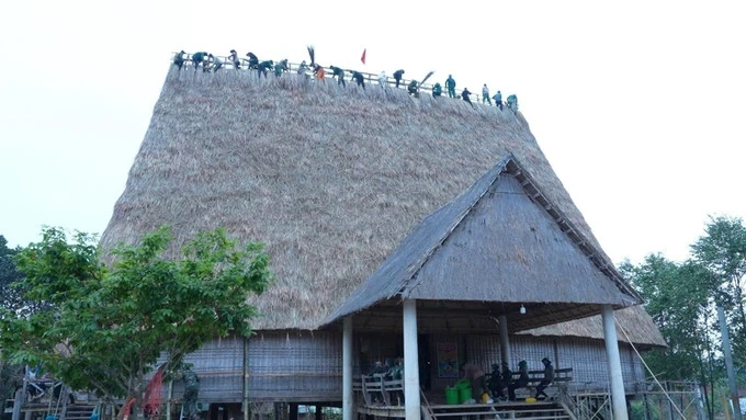 Thay áo mới cho nhà rông Kon Sơ Lăl
