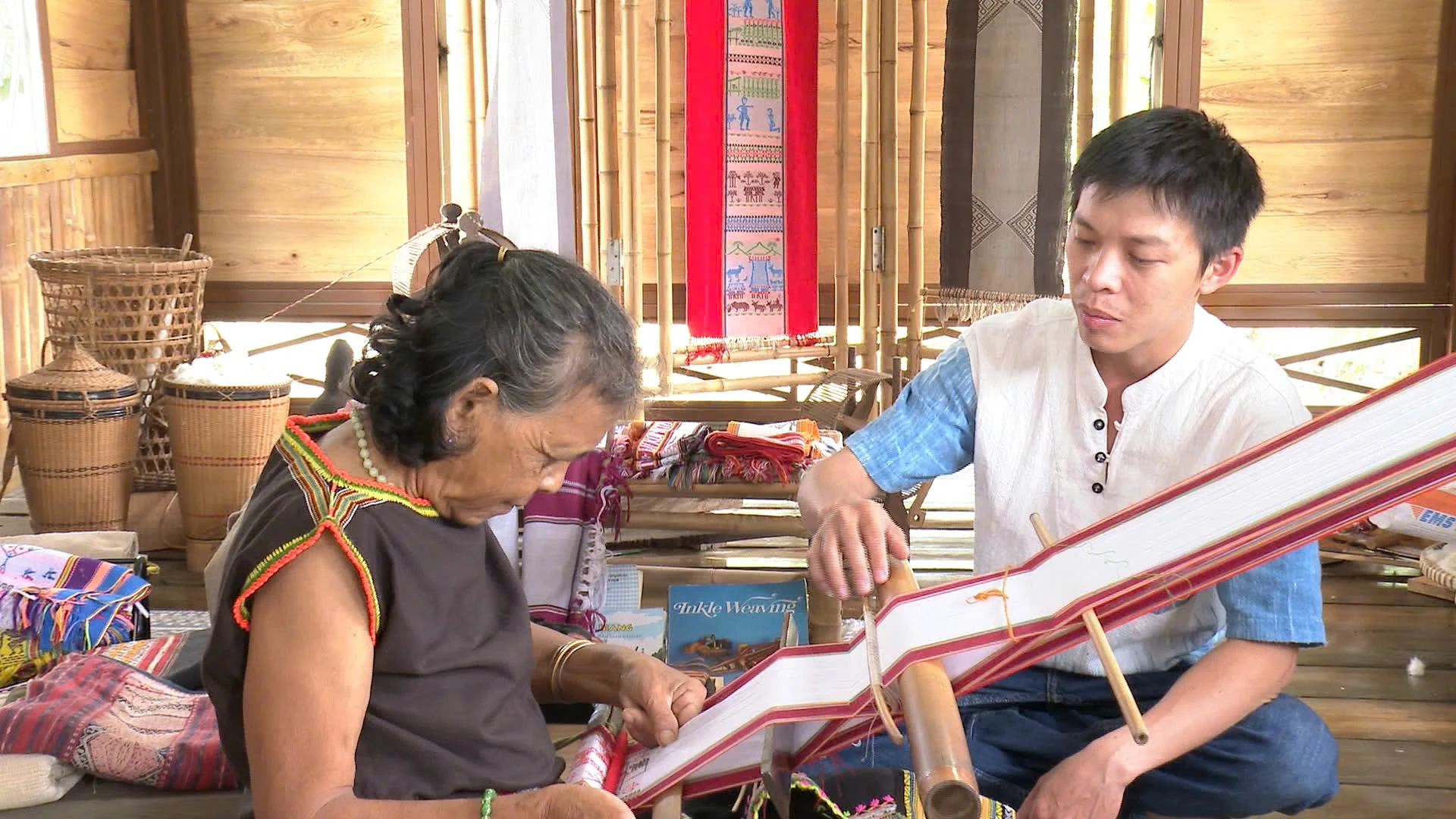 Giữ nghề dệt truyền thống của người Ba Na