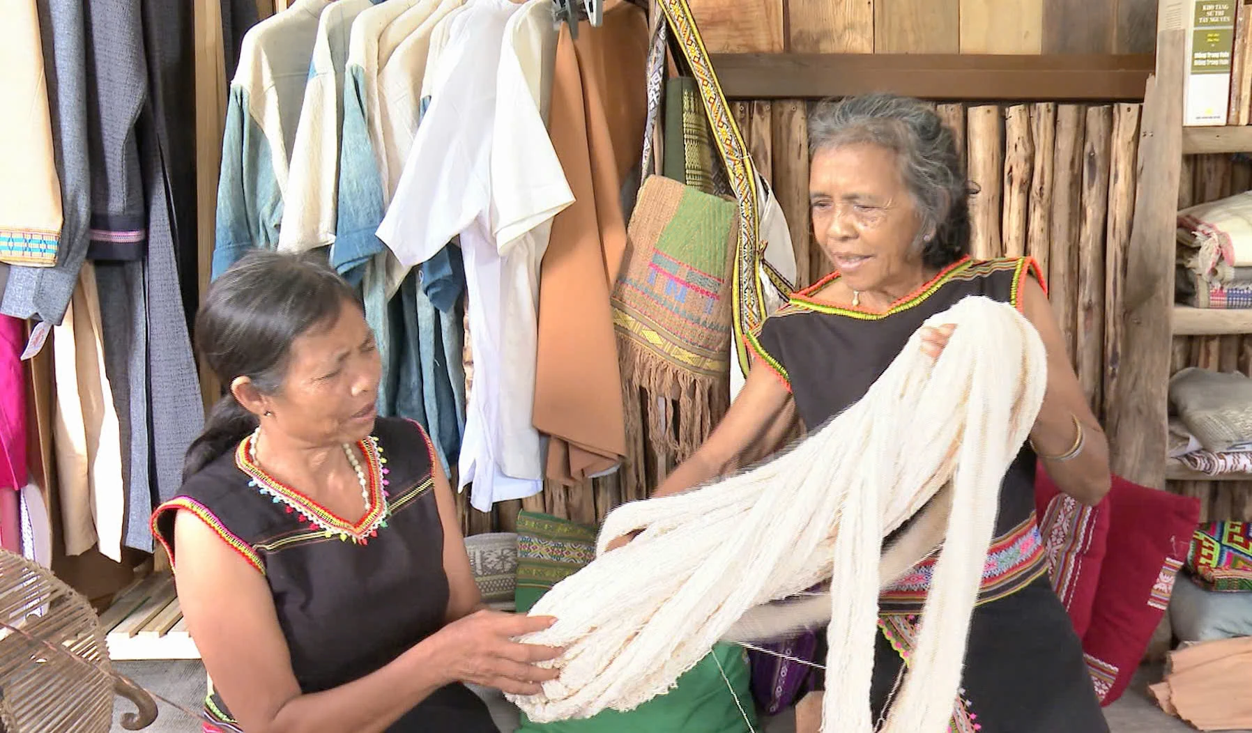 Giữ nghề dệt truyền thống của người Ba Na