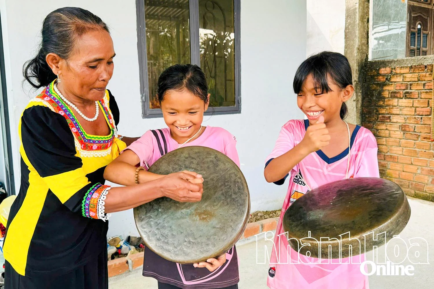 Ngân vang tiếng mã la