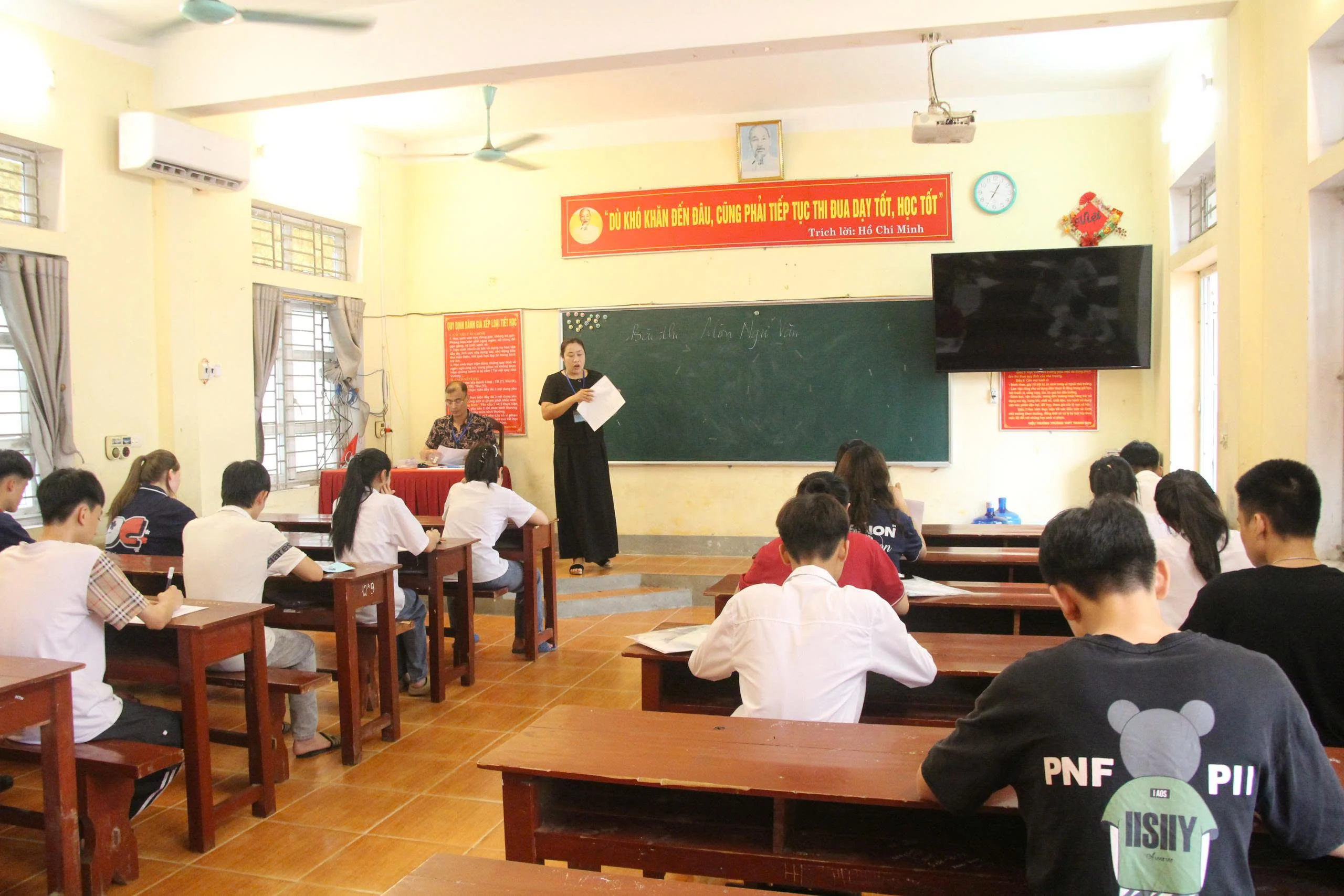 Thí sinh bước vào môn thi cuối Kỳ thi tuyển sinh lớp 10 THPT không chuyên