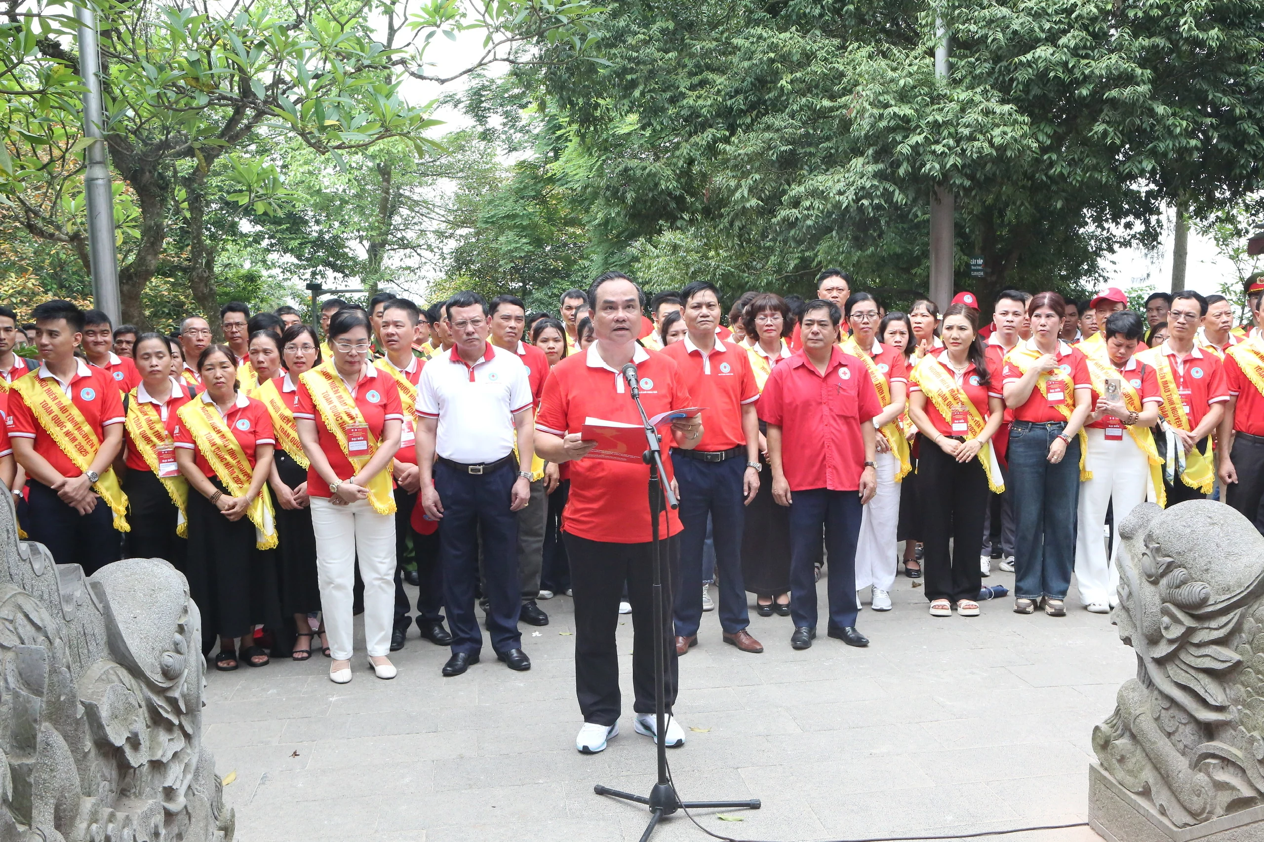 100 đại biểu hiến máu tình nguyện tiêu biểu toàn quốc dâng hương, báo công các Vua Hùng