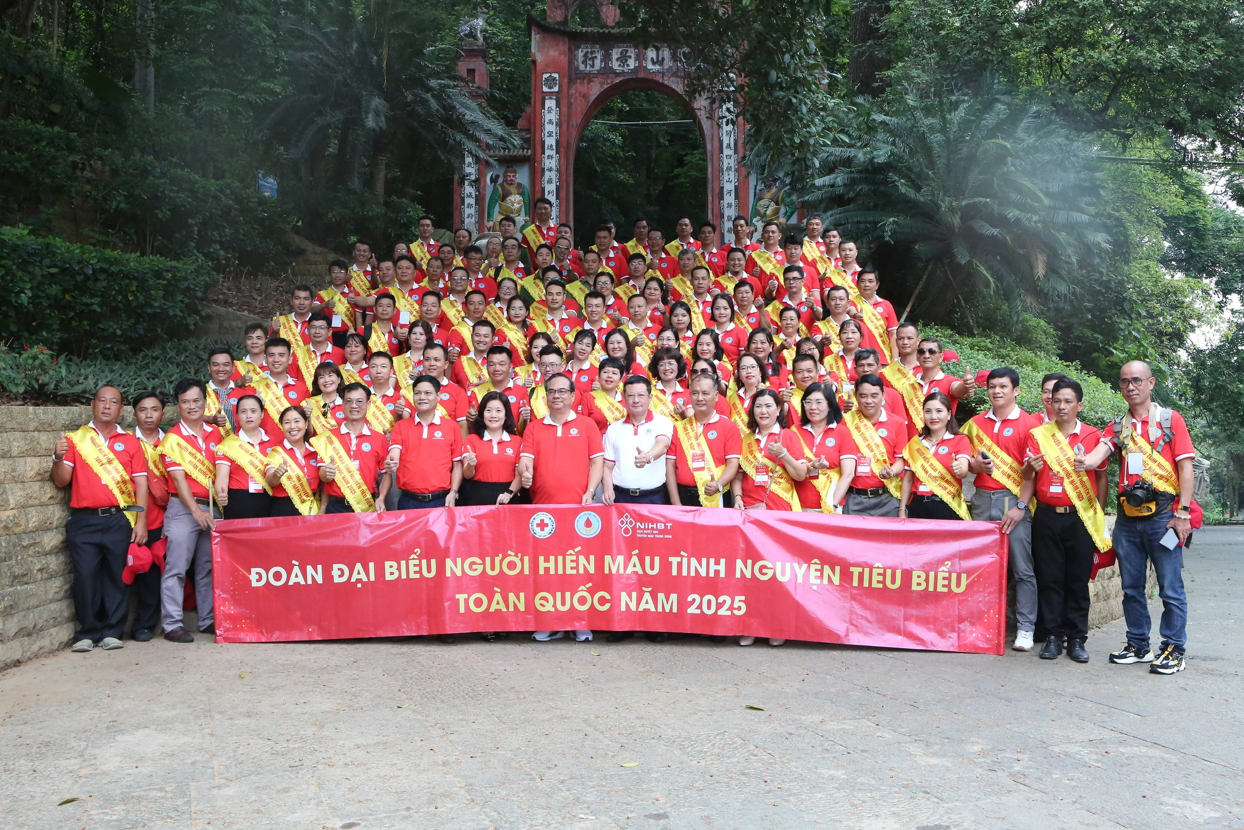 100 đại biểu hiến máu tình nguyện tiêu biểu toàn quốc dâng hương, báo công các Vua Hùng