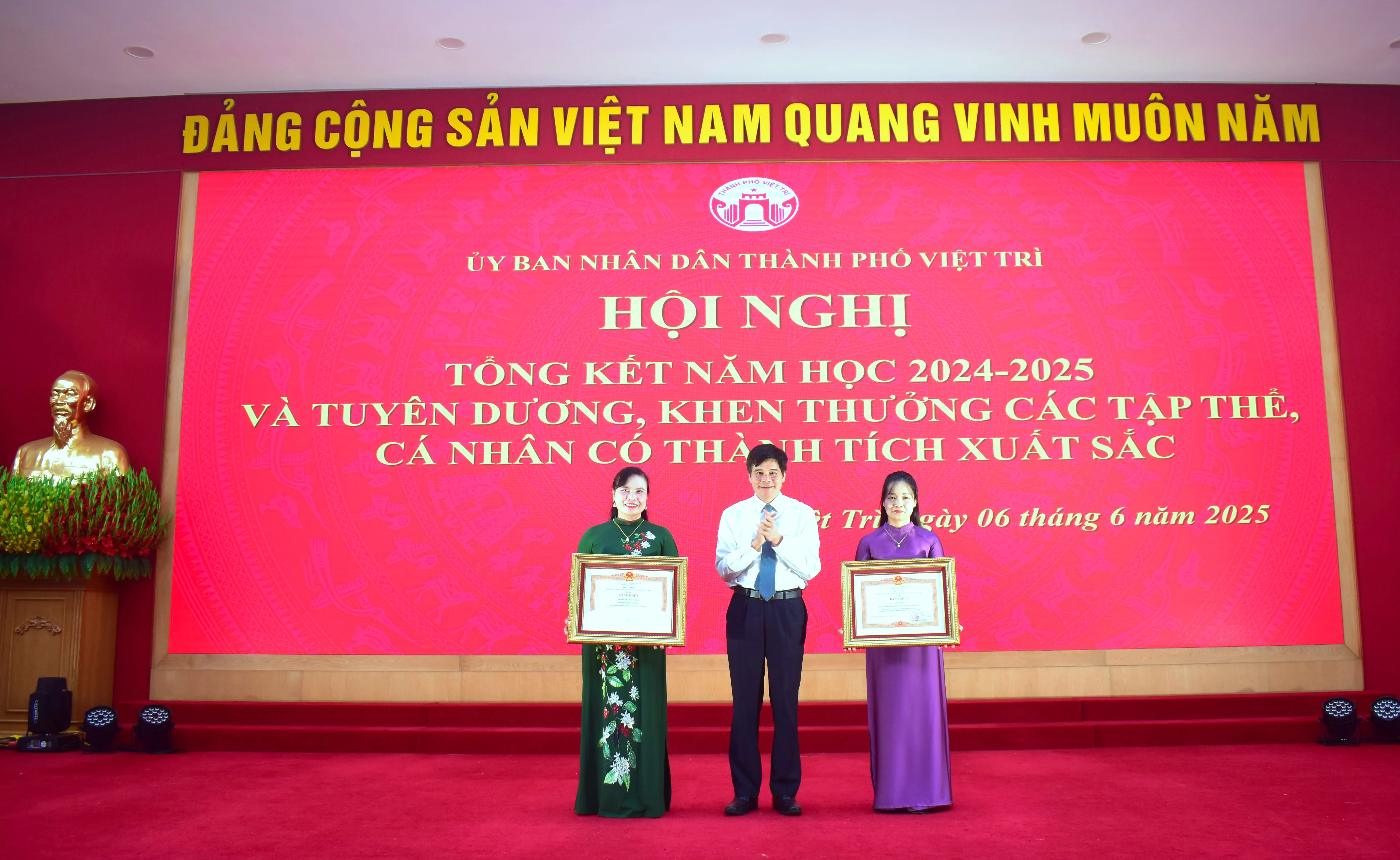 Tuyên dương, khen thưởng các tập thể, cá nhân có thành tích xuất sắc năm học 2024-2025