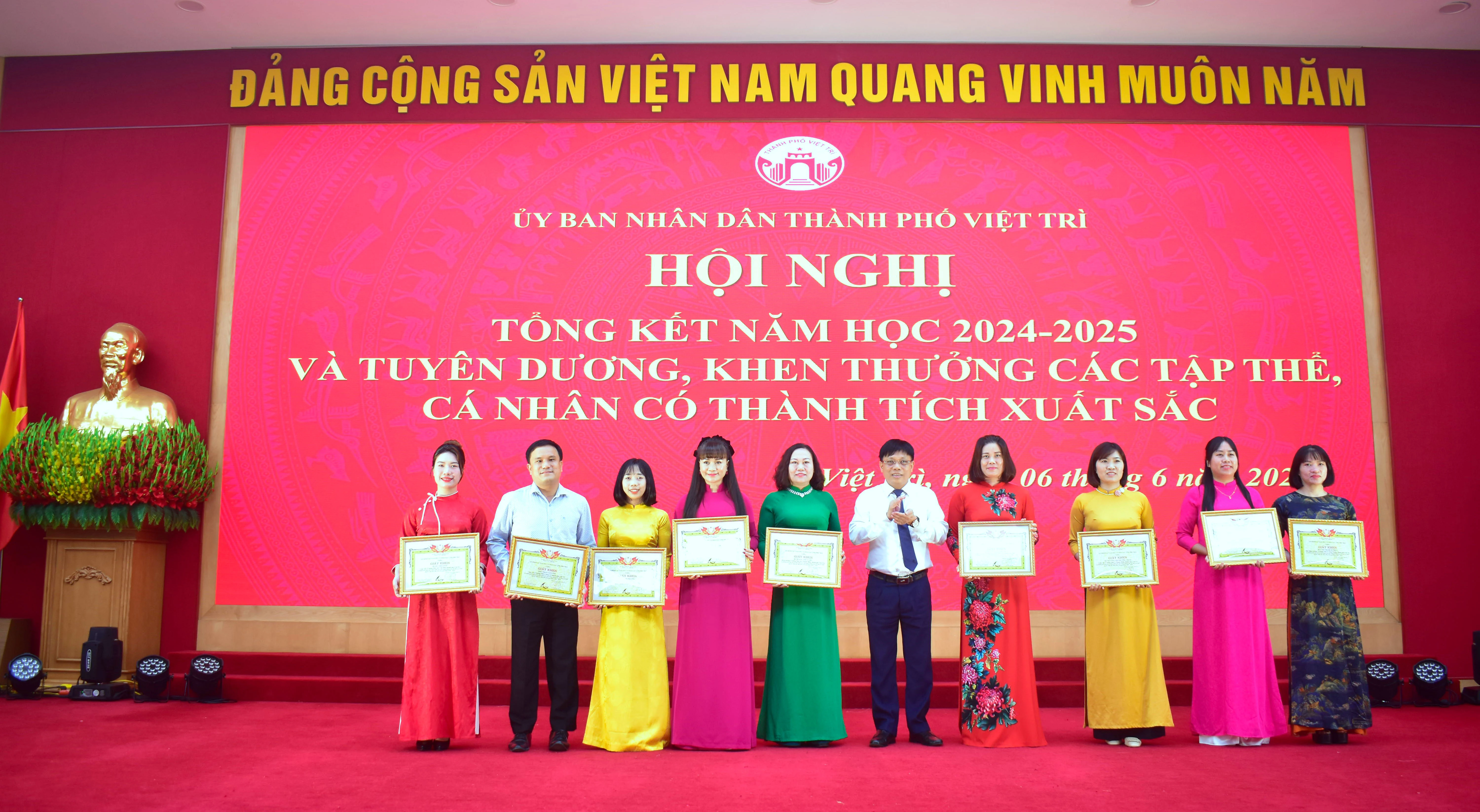 Tuyên dương, khen thưởng các tập thể, cá nhân có thành tích xuất sắc năm học 2024-2025