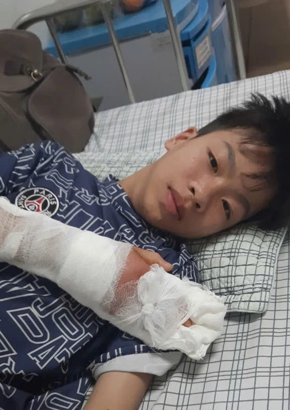 Cậu học trò bị đứt gân tay, nỗ lực tập phục hồi, chinh phục kỳ thi tuyển sinh vào lớp 10