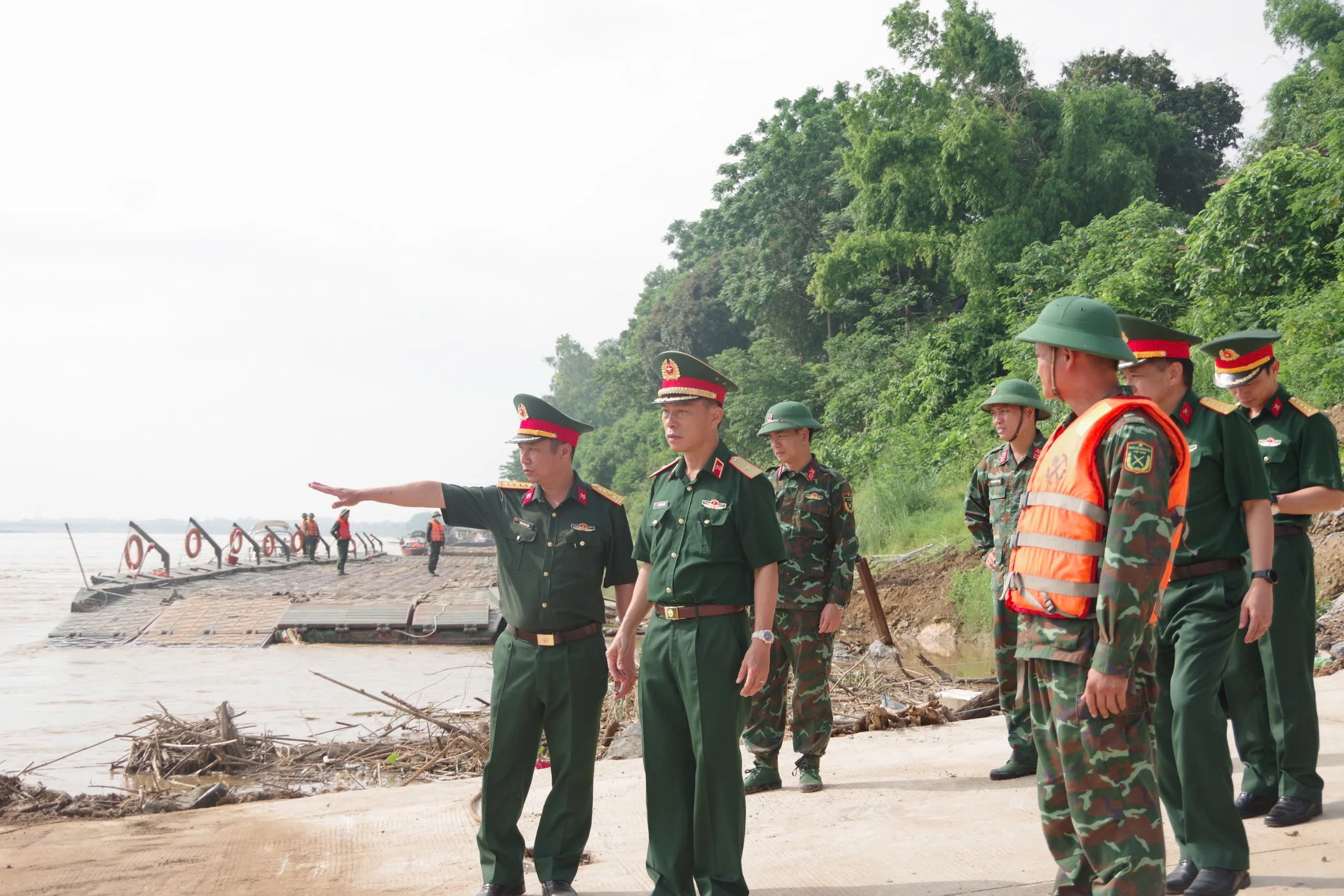 Chưa thể vận hành phà quân sự và nối lại cầu phao Phong Châu do nước lớn