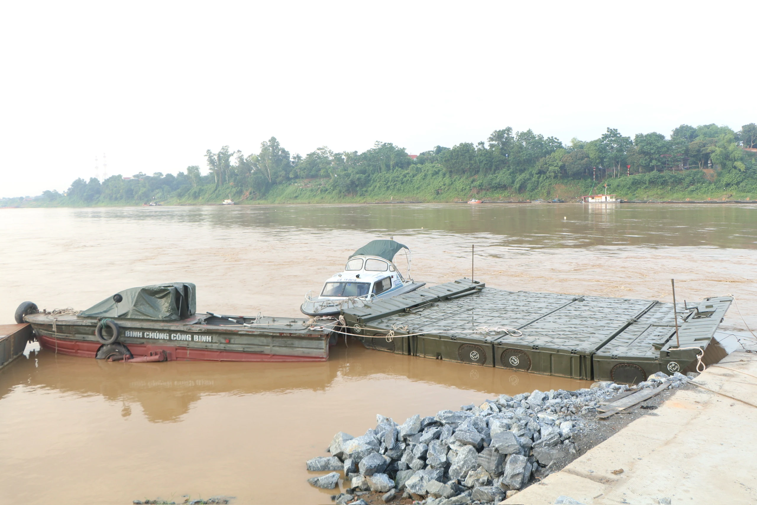 Chưa thể vận hành phà quân sự và nối lại cầu phao Phong Châu do nước lớn