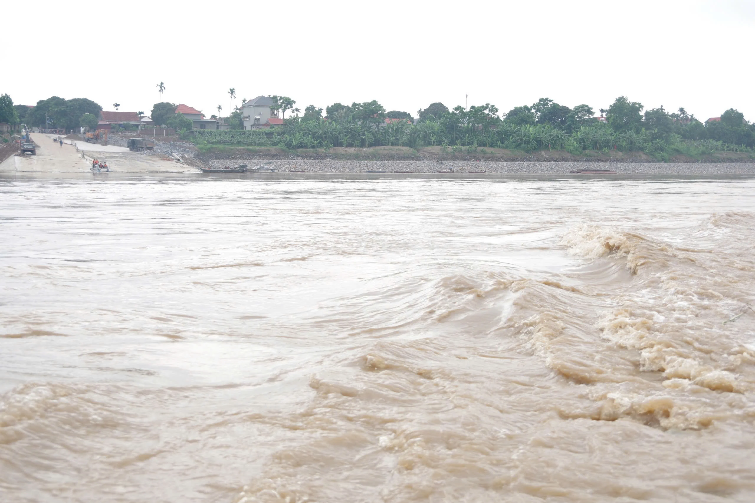 Chưa thể vận hành phà quân sự và nối lại cầu phao Phong Châu do nước lớn