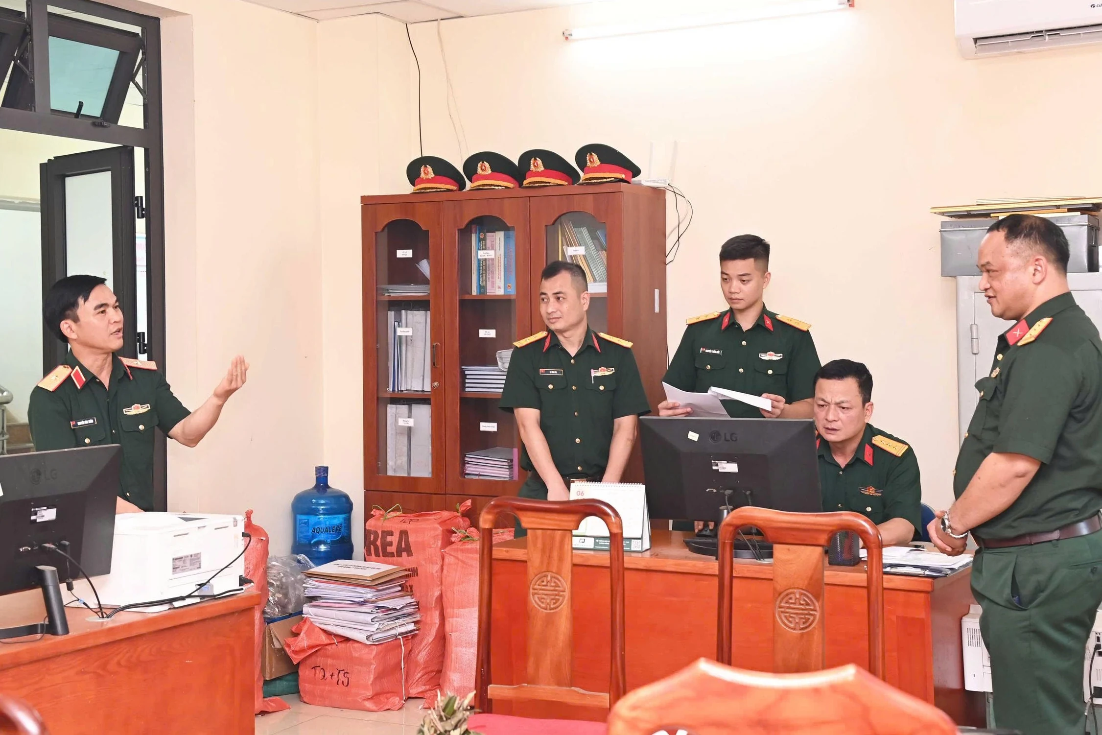 Quân khu 3 bàn giao sơ bộ Bộ CHQS tỉnh Hòa Bình về Quân khu 2