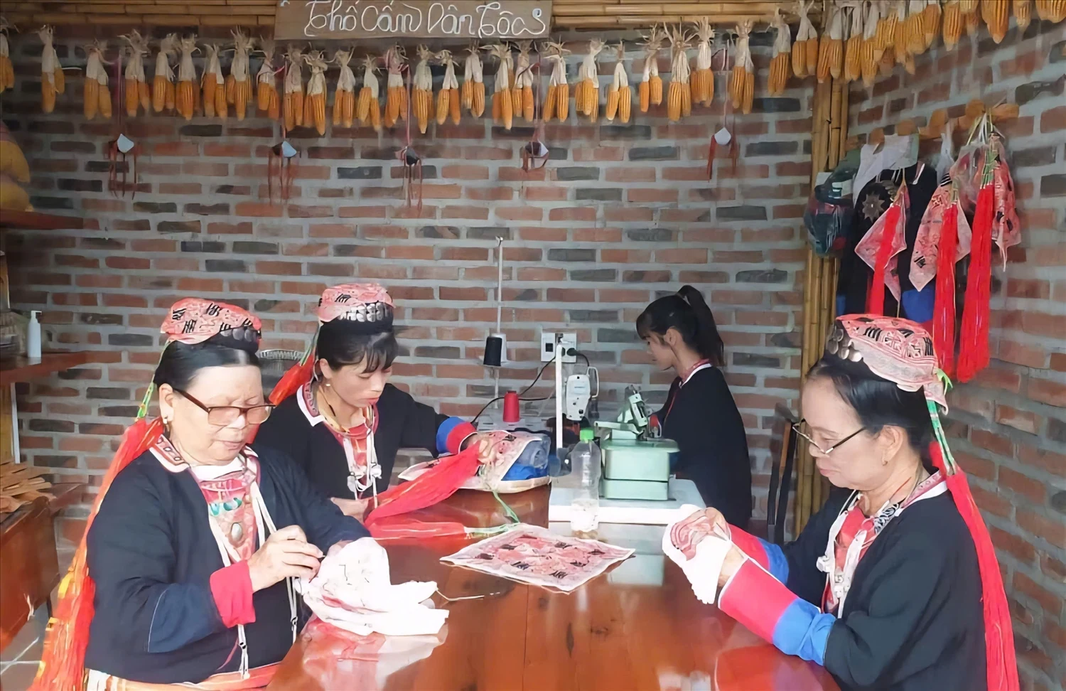 Thổ cẩm kể chuyện bản làng