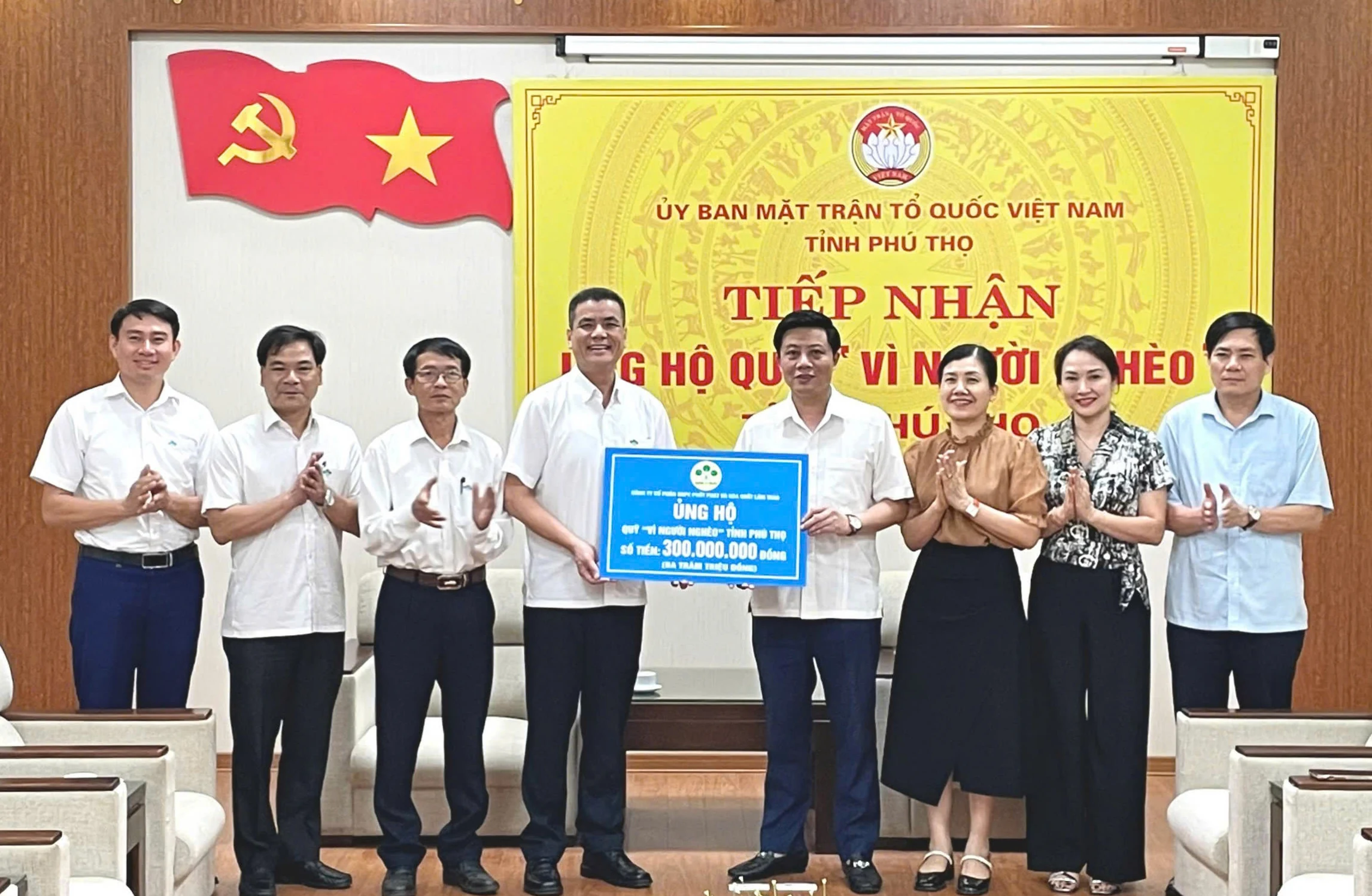 Hơn 2,2 tỷ đồng ủng hộ Quỹ “Vì người nghèo” tỉnh