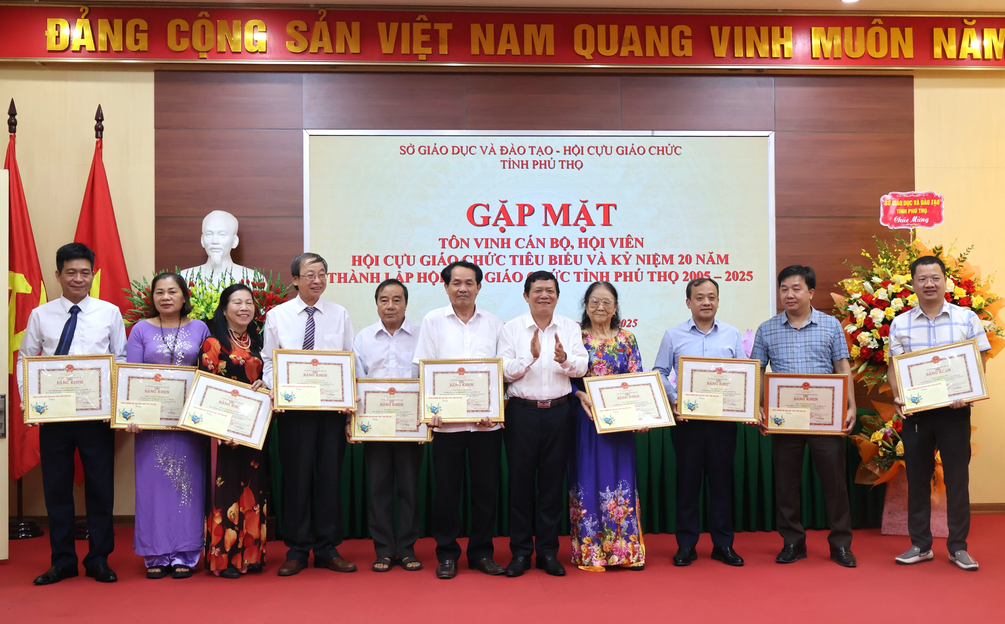 Gặp mặt tôn vinh cán bộ, hội viên Hội Cựu giáo chức tiêu biểu
