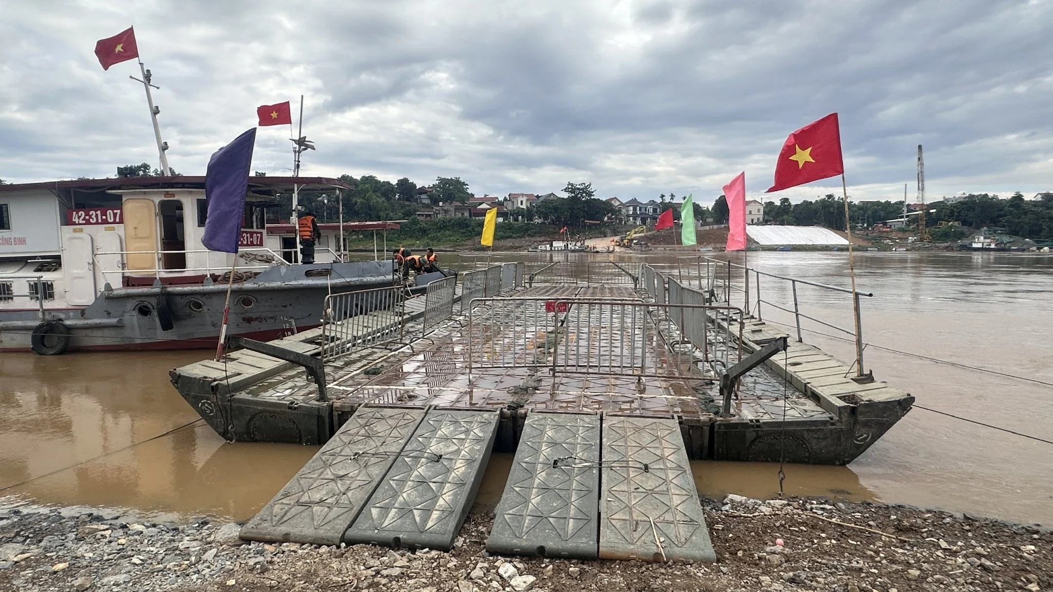 Dừng vận hành cầu phao Phong Châu do nước lớn